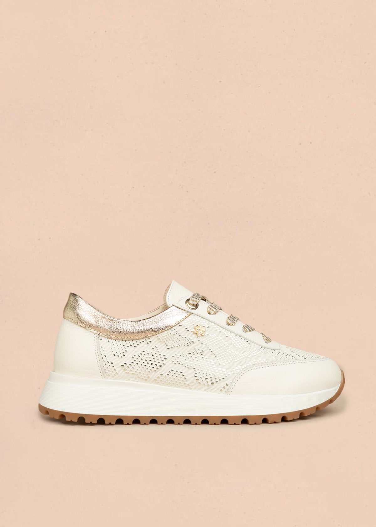 Tenis casuales de cuero color talco con detalles dorados 106485