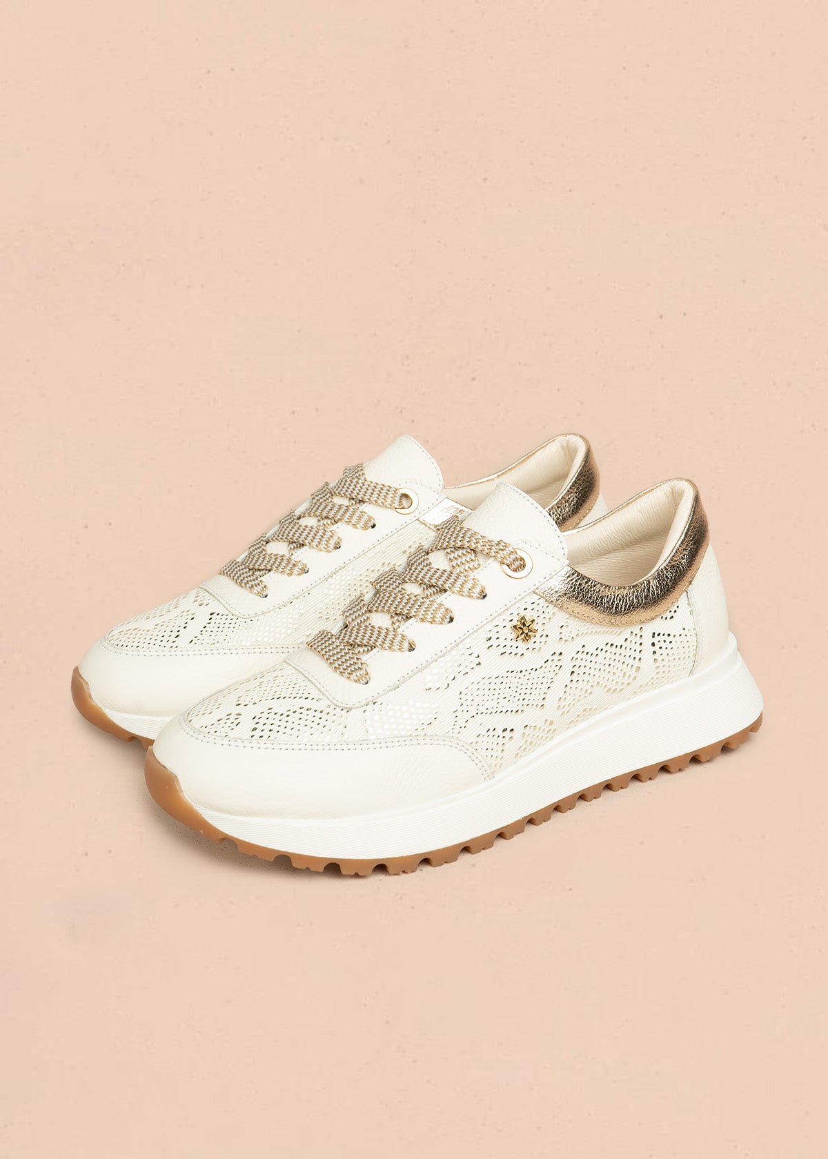 Tenis casuales de cuero color talco con detalles dorados 106485