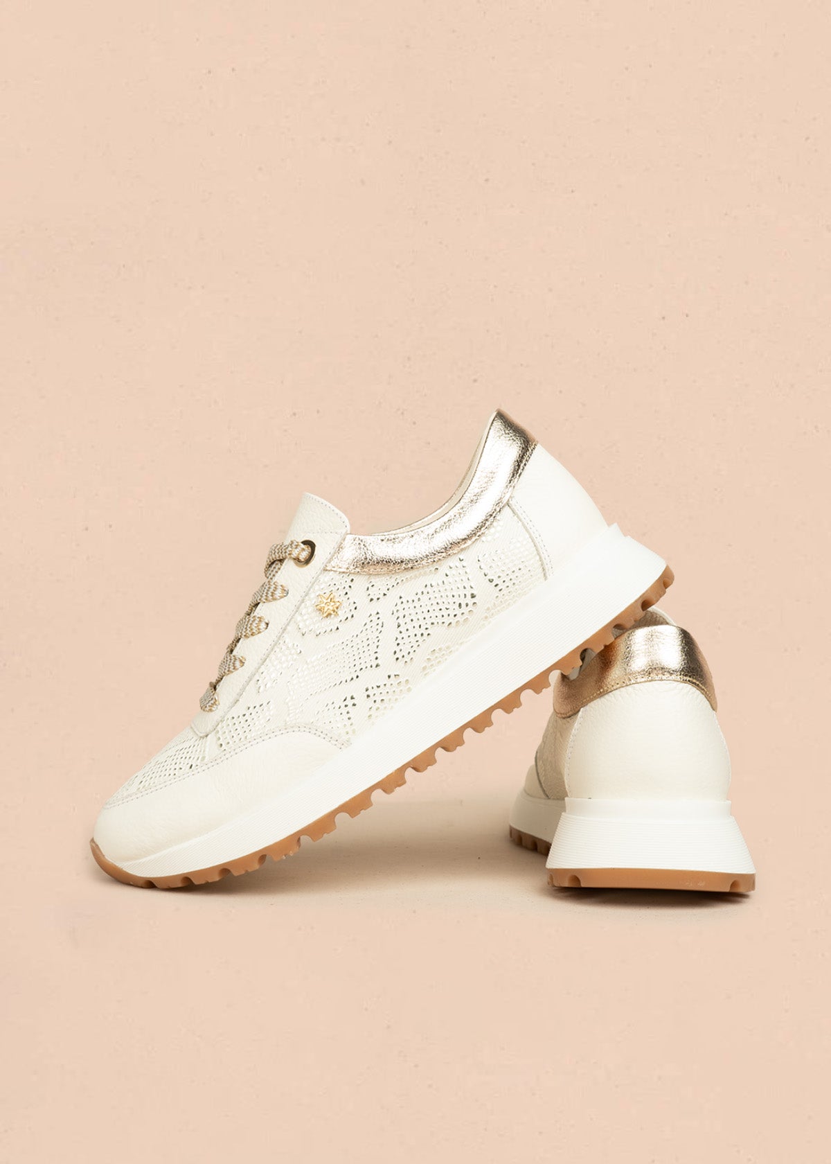 Tenis casuales de cuero color talco con detalles dorados 106485