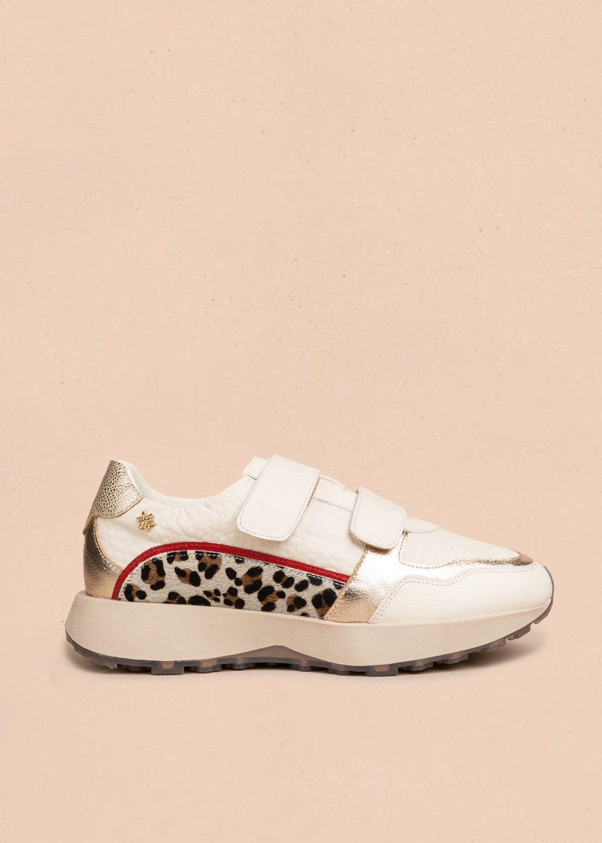 Tenis casuales en cuero color talco con doble velcro y animal print 106486