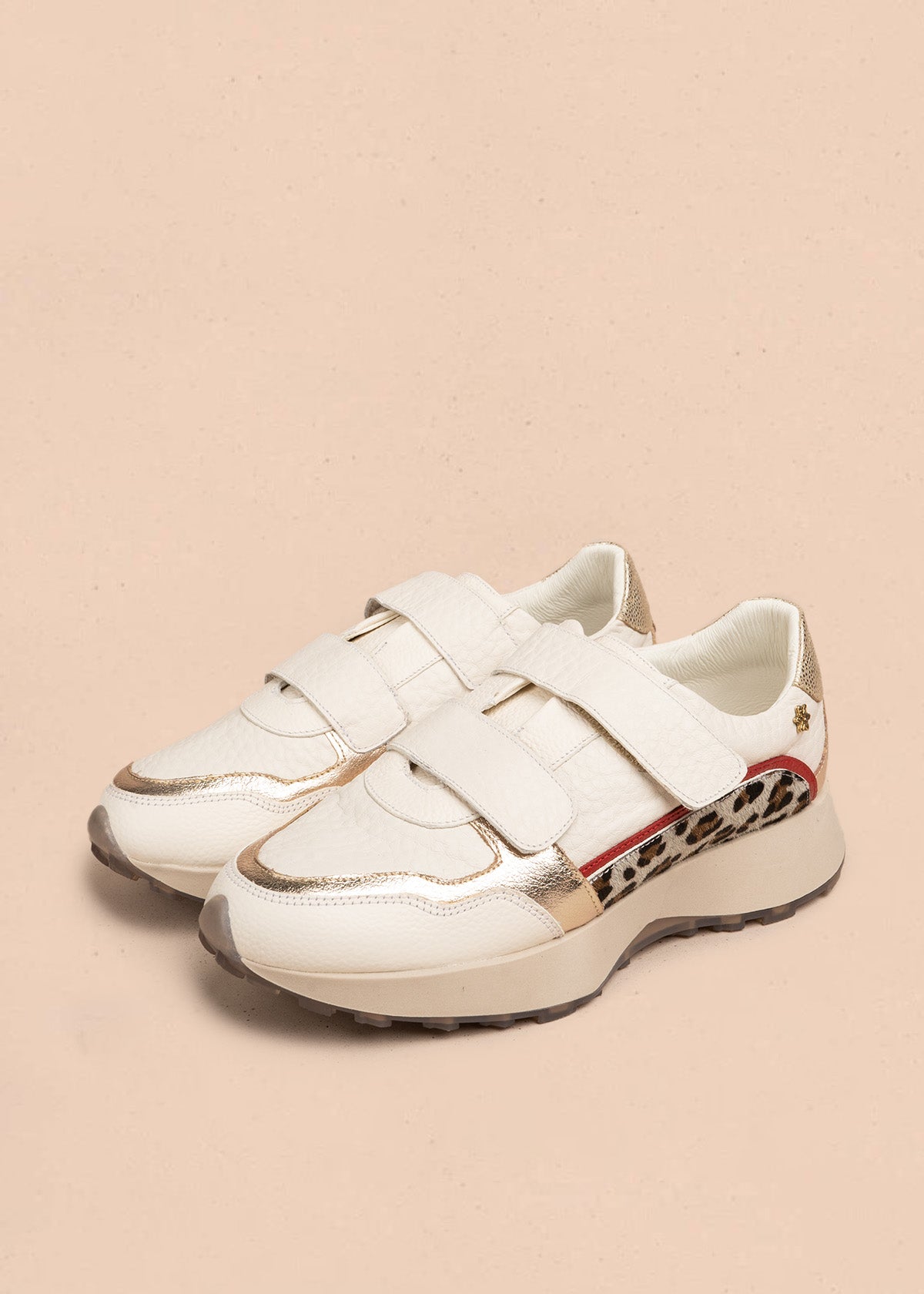 Tenis casuales en cuero color talco con doble velcro y animal print 106486