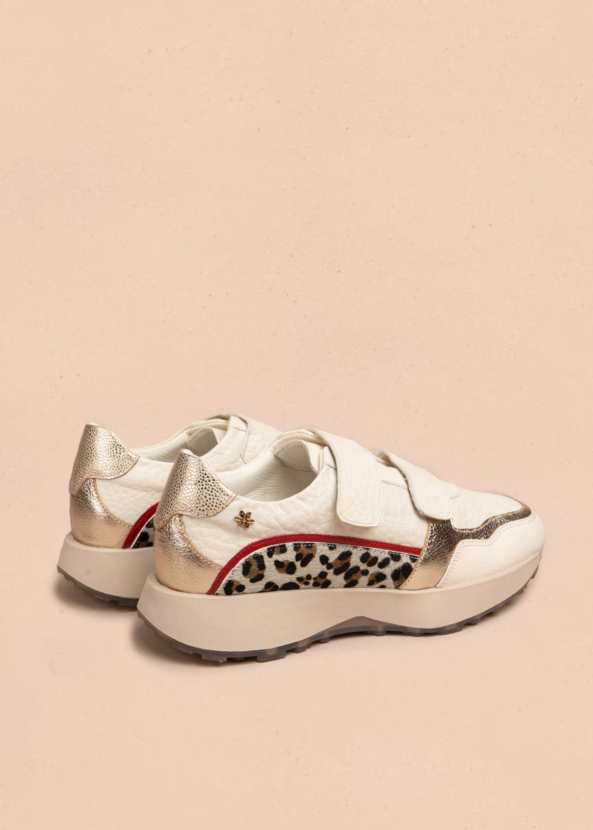 Tenis casuales en cuero color talco con doble velcro y animal print 106486