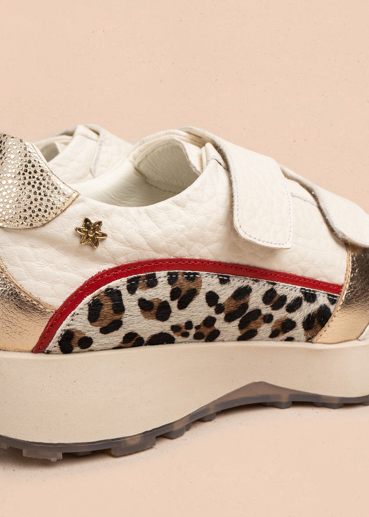 Tenis casuales en cuero color talco con doble velcro y animal print 106486
