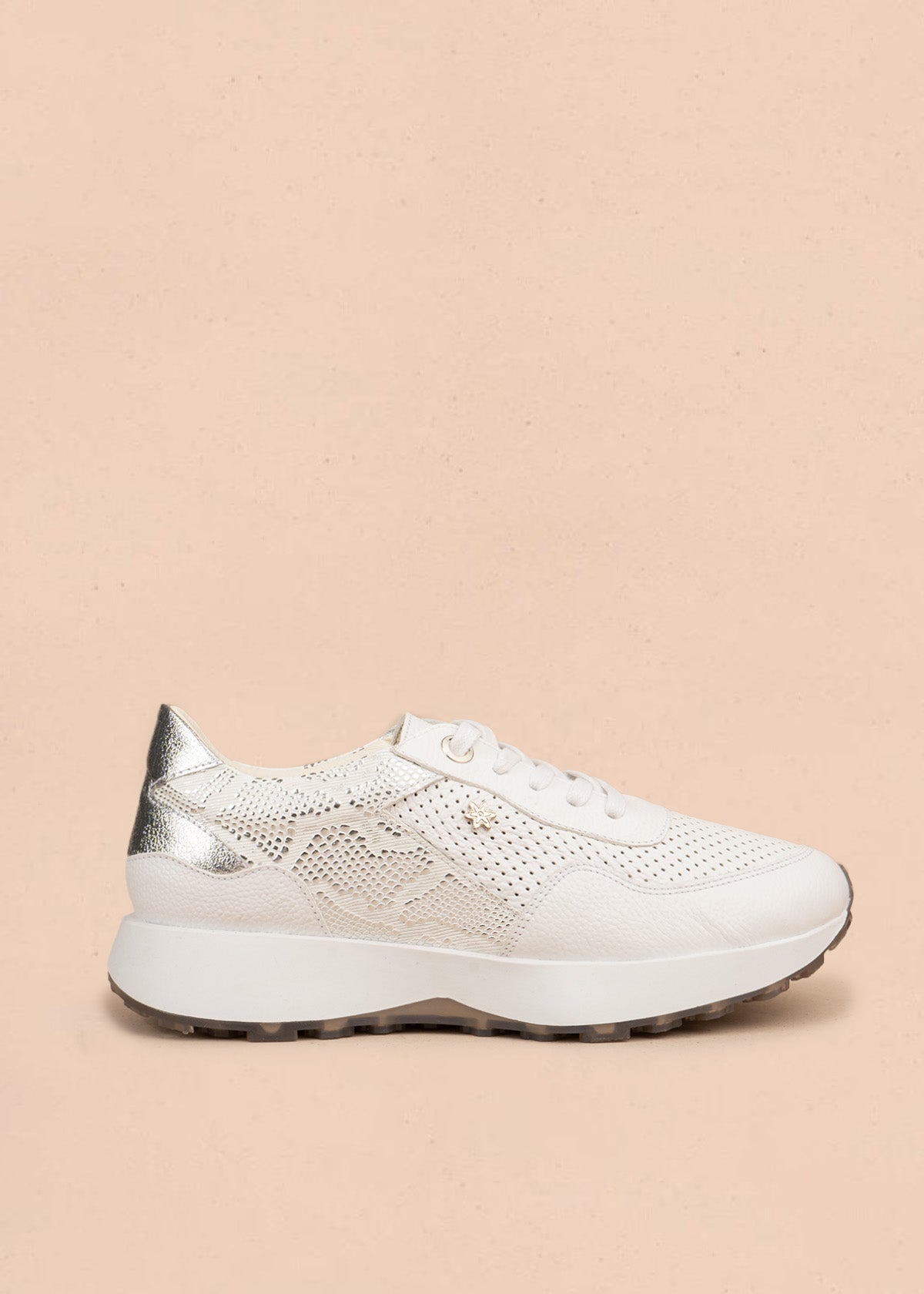 Tenis casuales en cuero color blanco con perforaciones y detalle plateado 106487