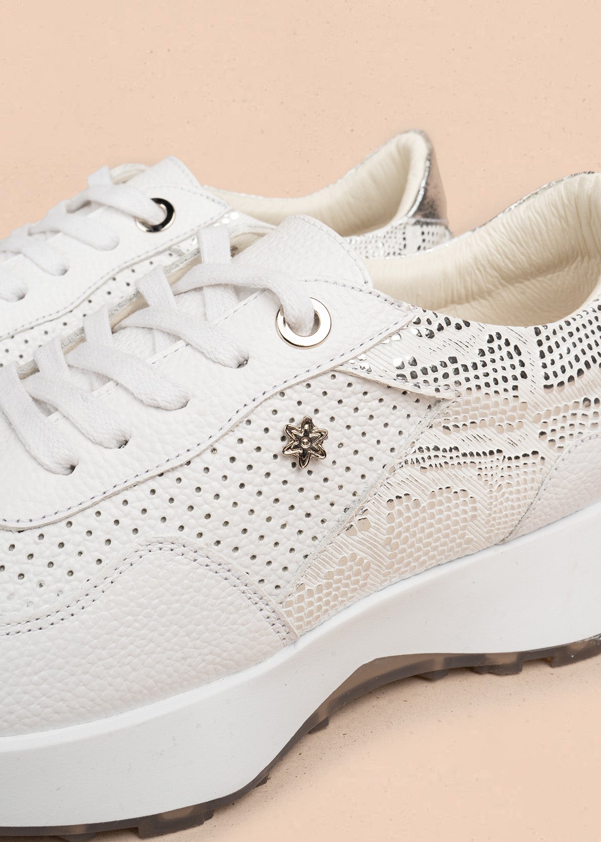 Tenis casuales en cuero color blanco con perforaciones y detalle plateado 106487