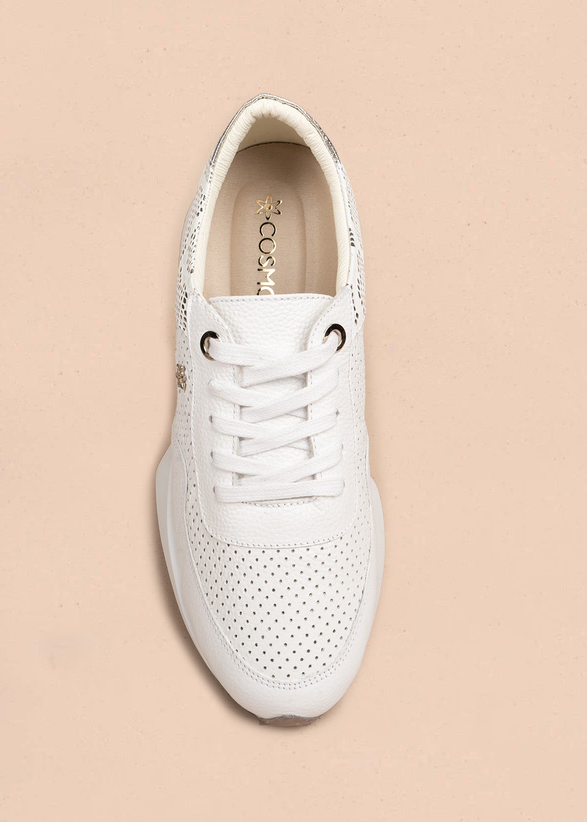 Tenis casuales en cuero color blanco con perforaciones y detalle plateado 106487