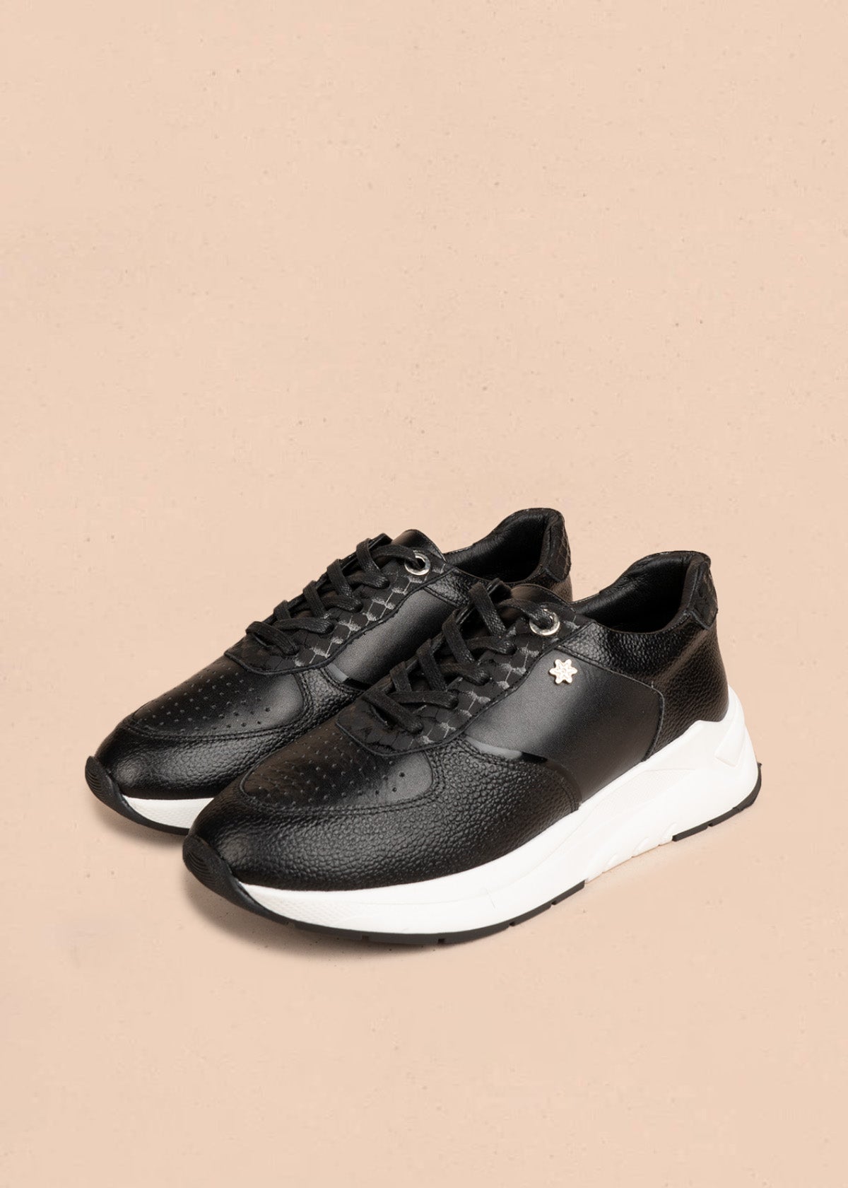 Tenis casuales en cuero color negro con perforaciones 106488