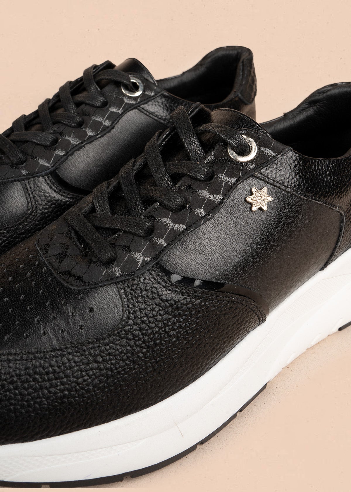 Tenis casuales en cuero color negro con perforaciones 106488