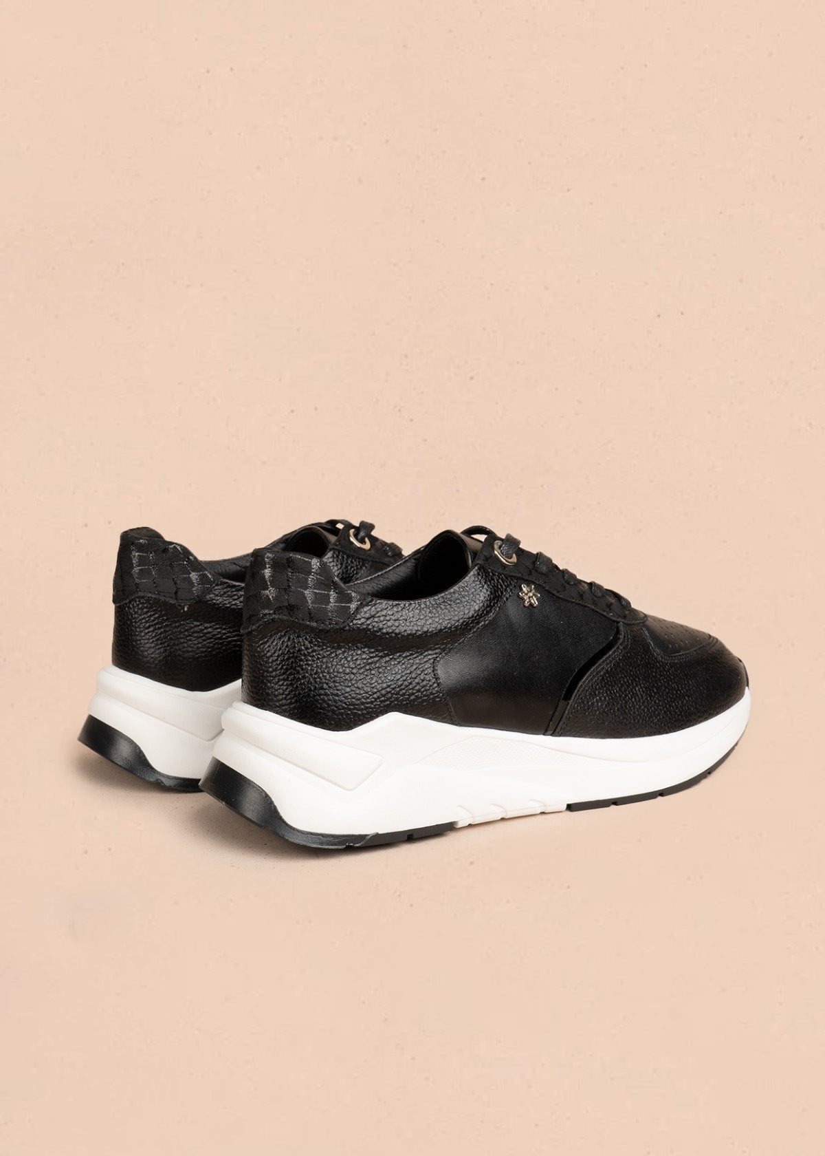 Tenis casuales en cuero color negro con perforaciones 106488