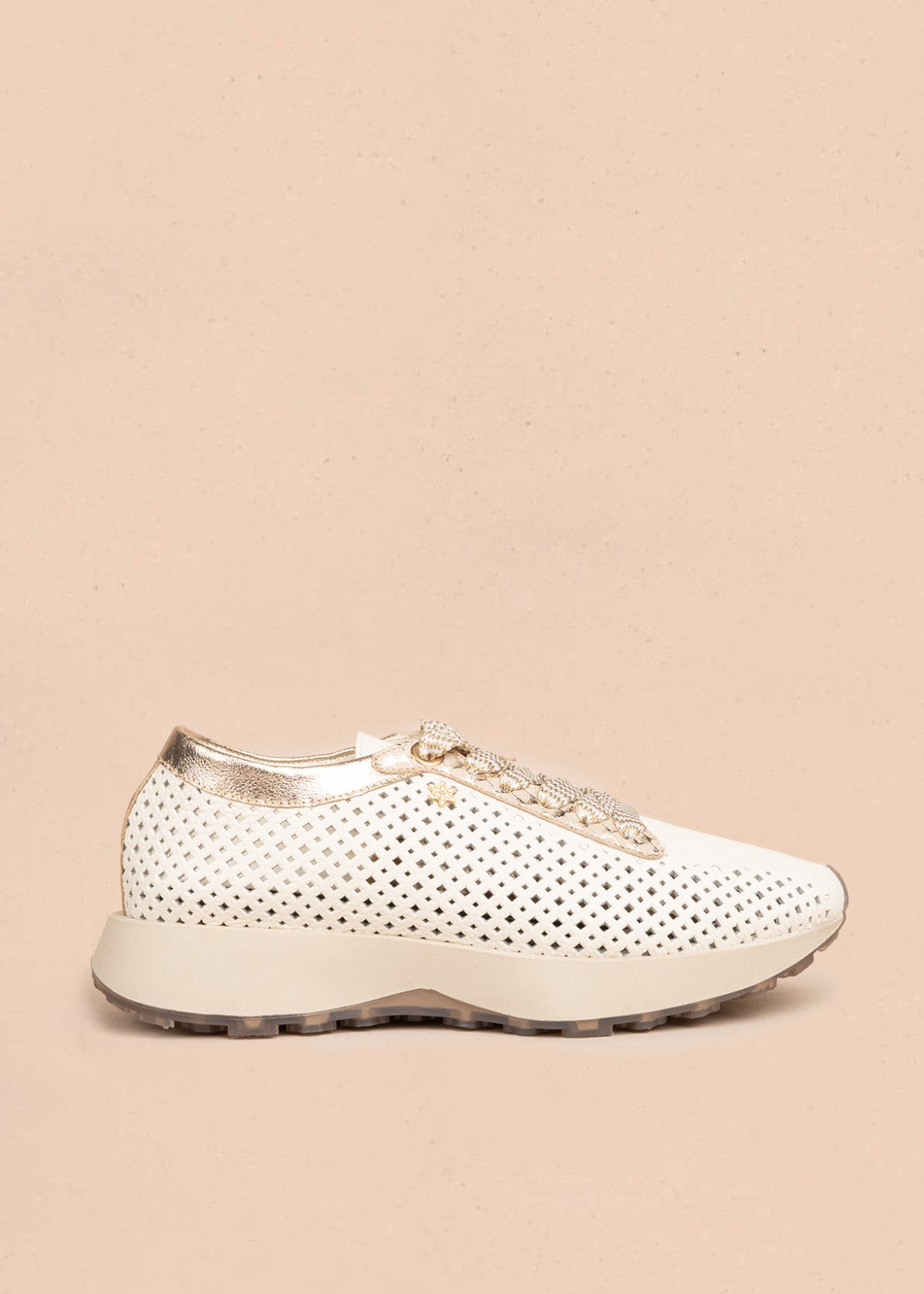Tenis casuales en cuero color talco con perforaciones geométricas 106489