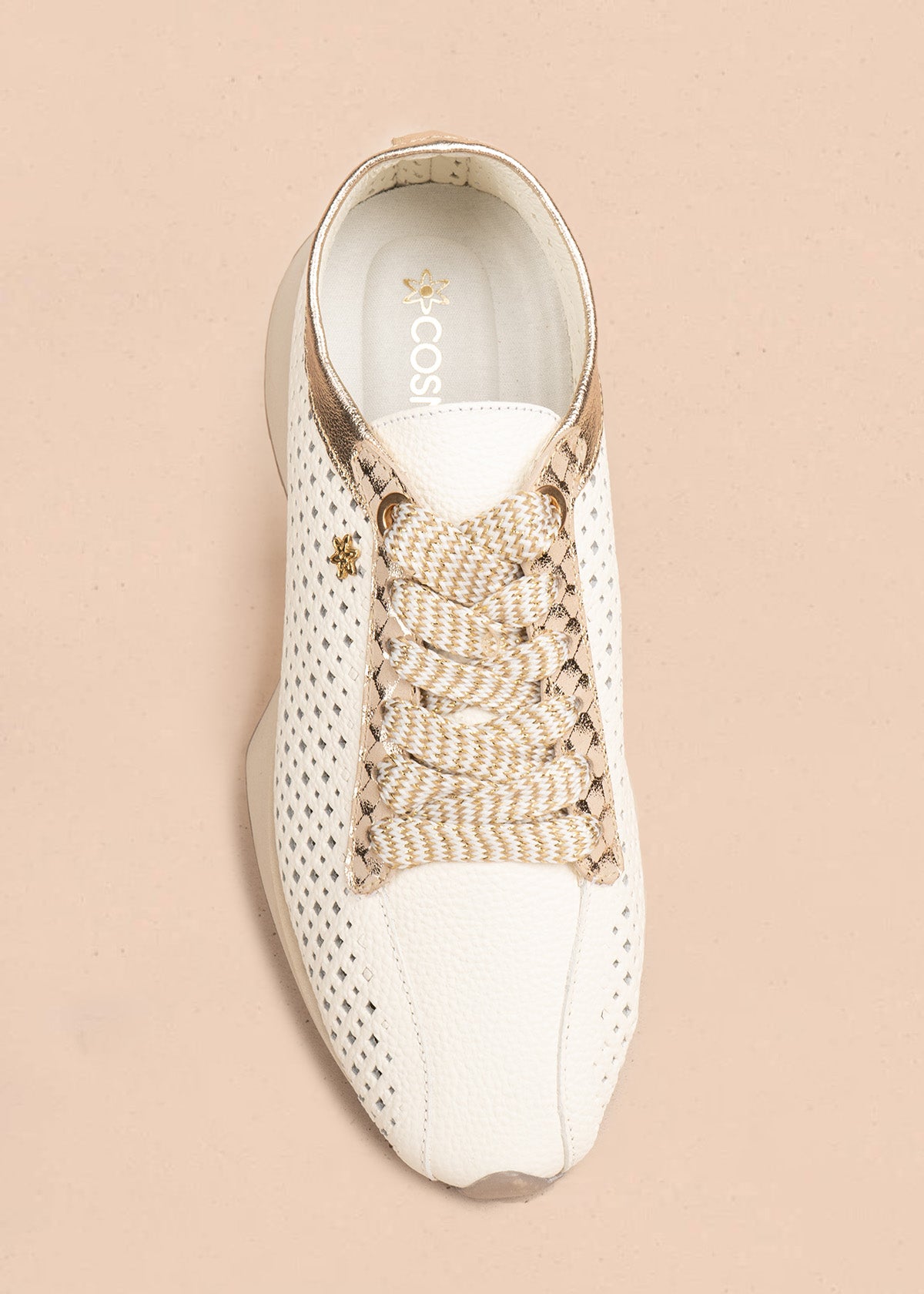 Tenis casuales en cuero color talco con perforaciones geométricas 106489