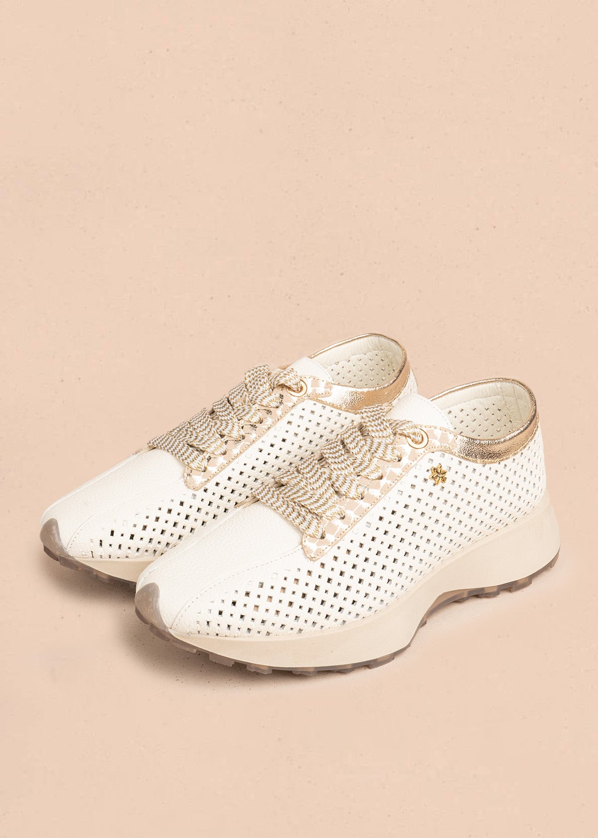 Tenis casuales en cuero color talco con perforaciones geométricas 106489