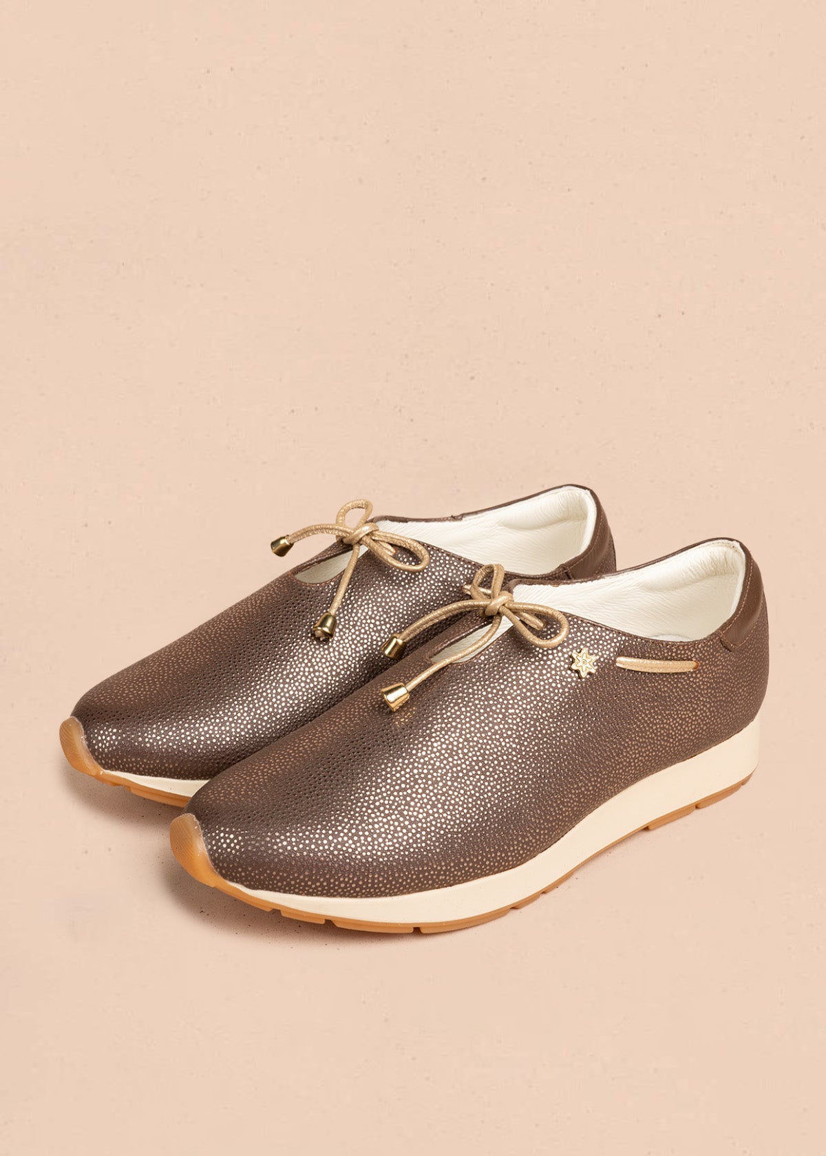 Zapatos cerrados en cuero color café con cordón ajustable 106490