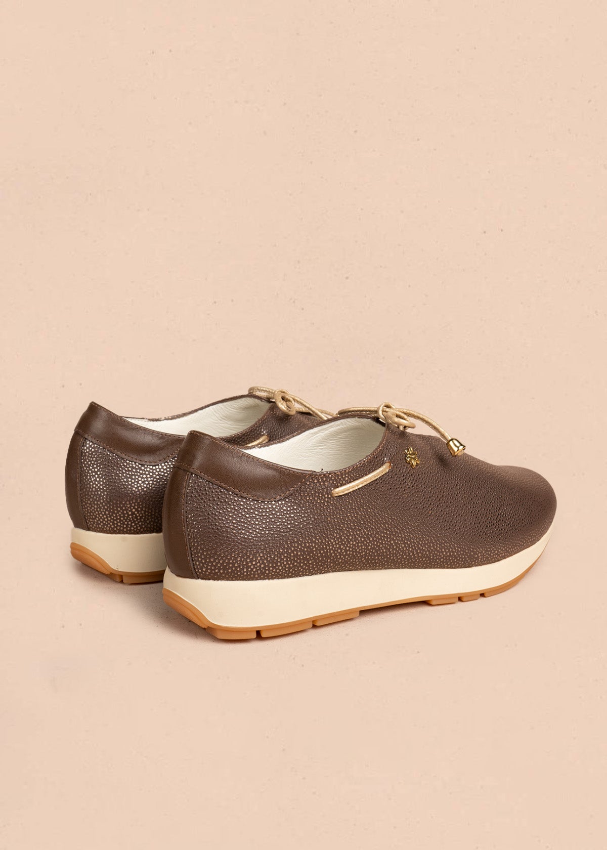 Zapatos cerrados en cuero color café con cordón ajustable 106490