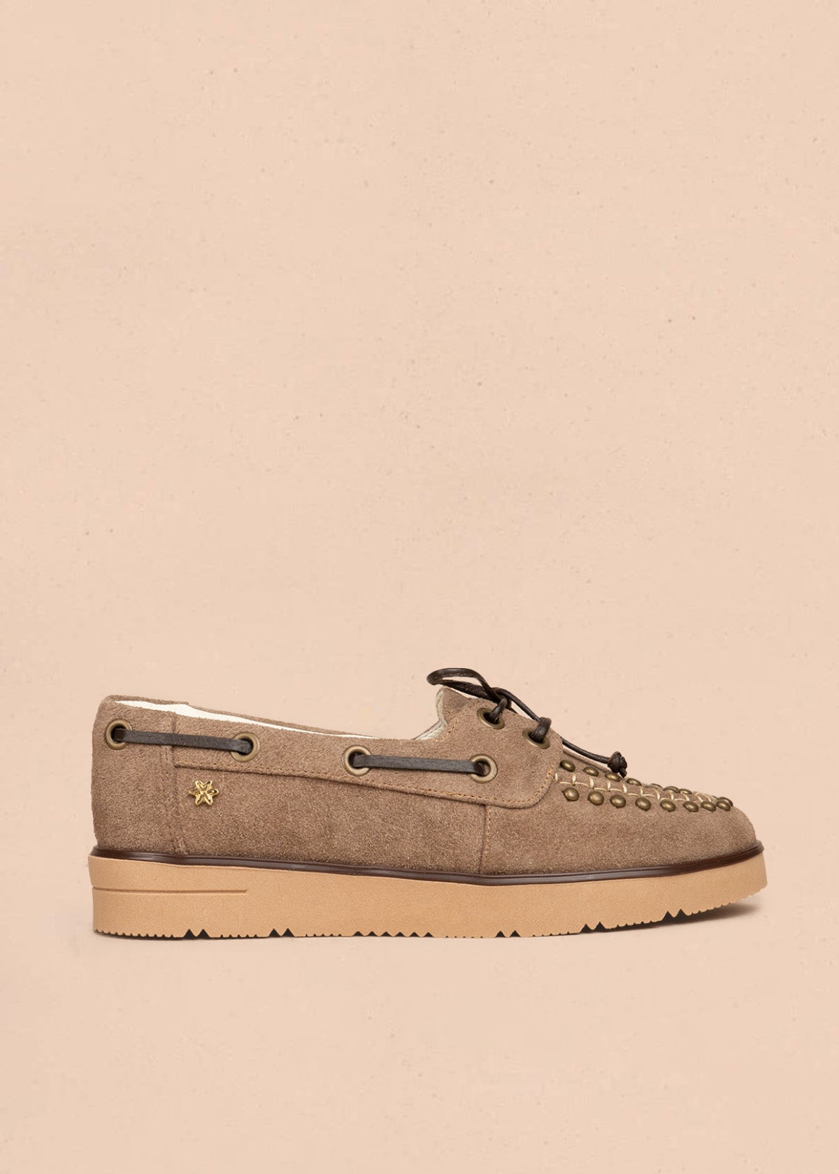 Mocasines de cuero color arena con cordones y taches en capellada 106491