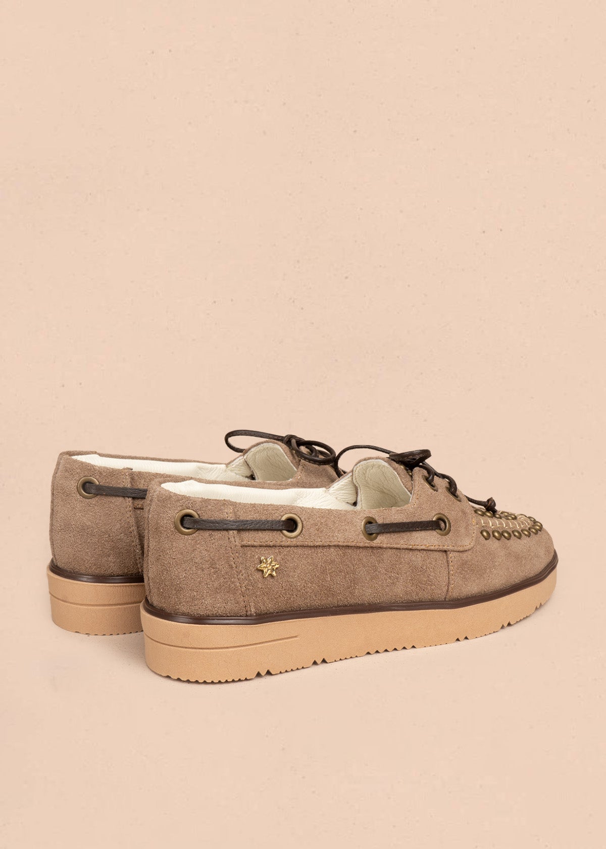 Mocasines de cuero color arena con cordones y taches en capellada 106491