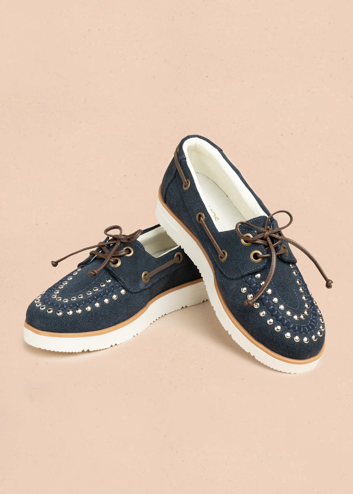 Mocasines de cuero color azul con cordones y taches en capellada 106491