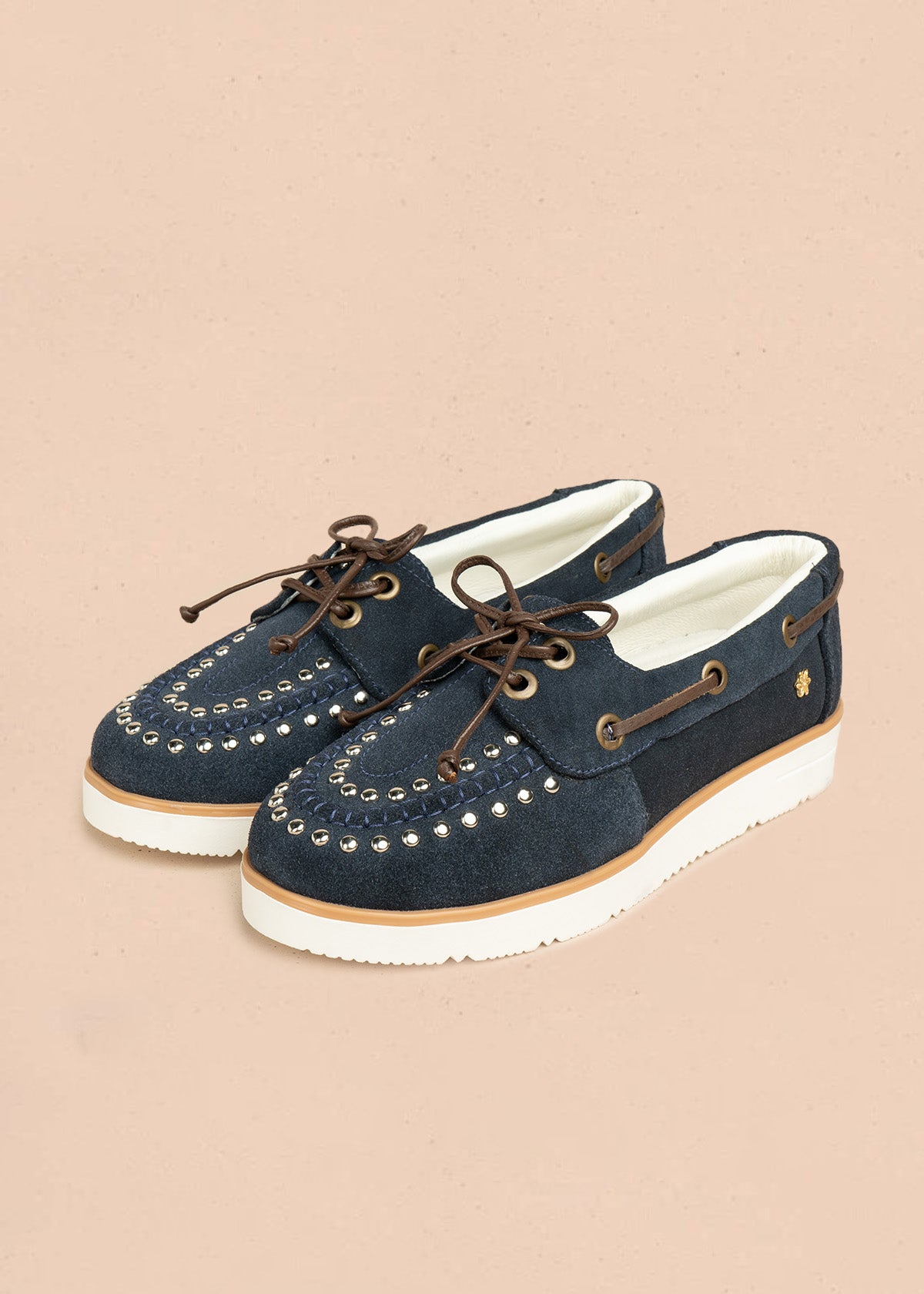 Mocasines de cuero color azul con cordones y taches en capellada 106491