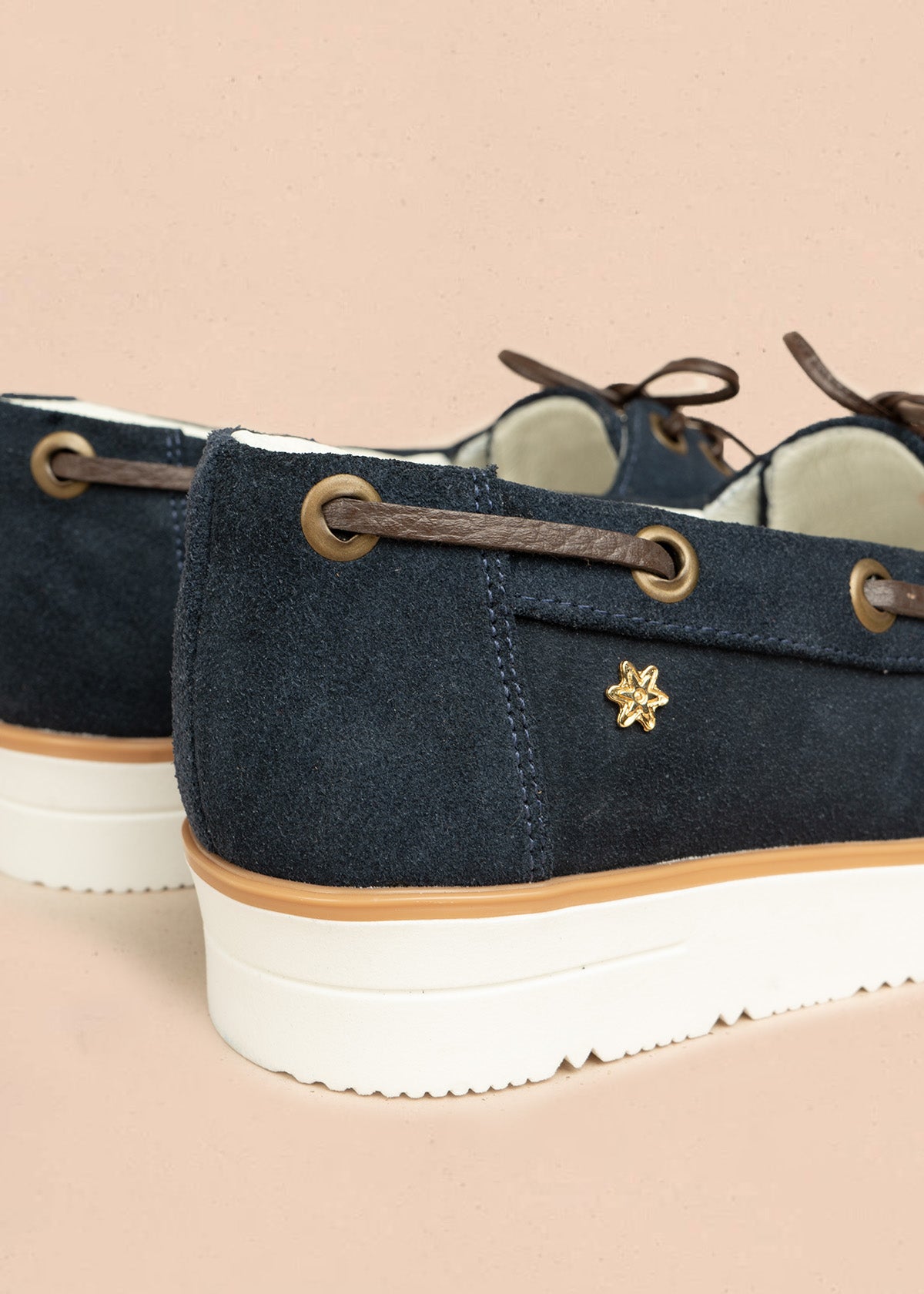 Mocasines de cuero color azul con cordones y taches en capellada 106491