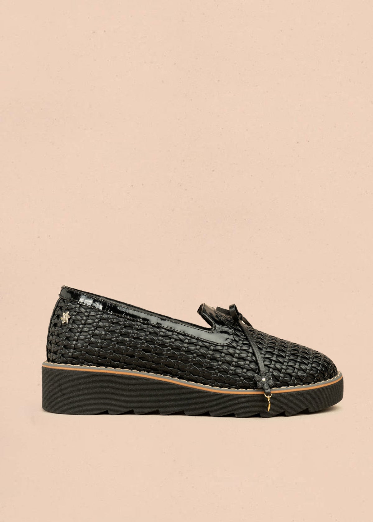 Zapatos cerrados de cuero color negro textura trenzada y bordes en charol 106493