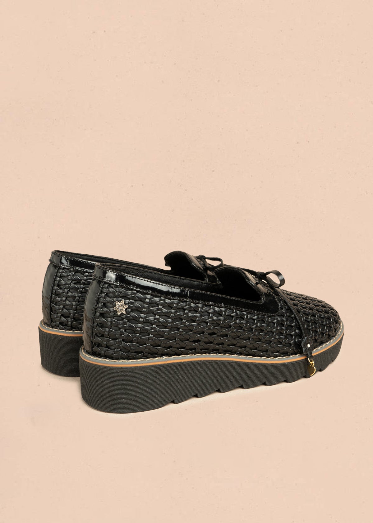 Zapatos cerrados de cuero color negro textura trenzada y bordes en charol 106493