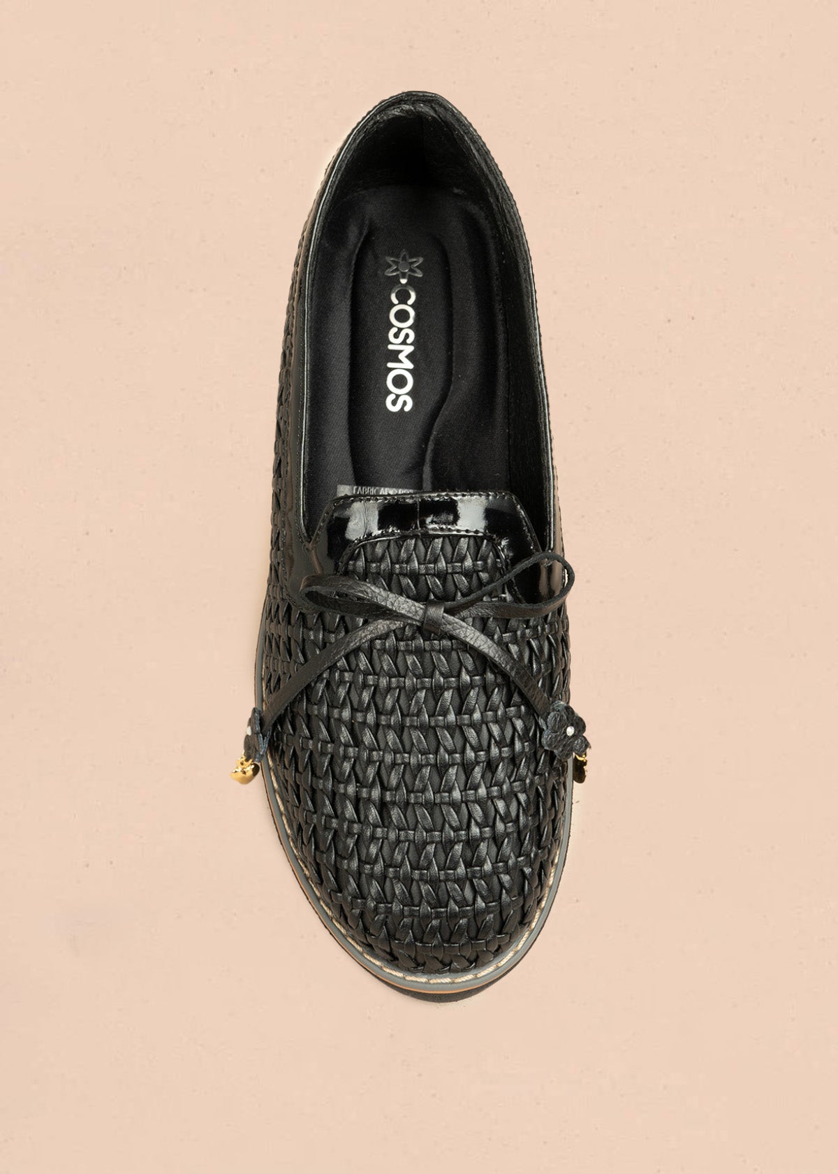 Zapatos cerrados de cuero color negro textura trenzada y bordes en charol 106493