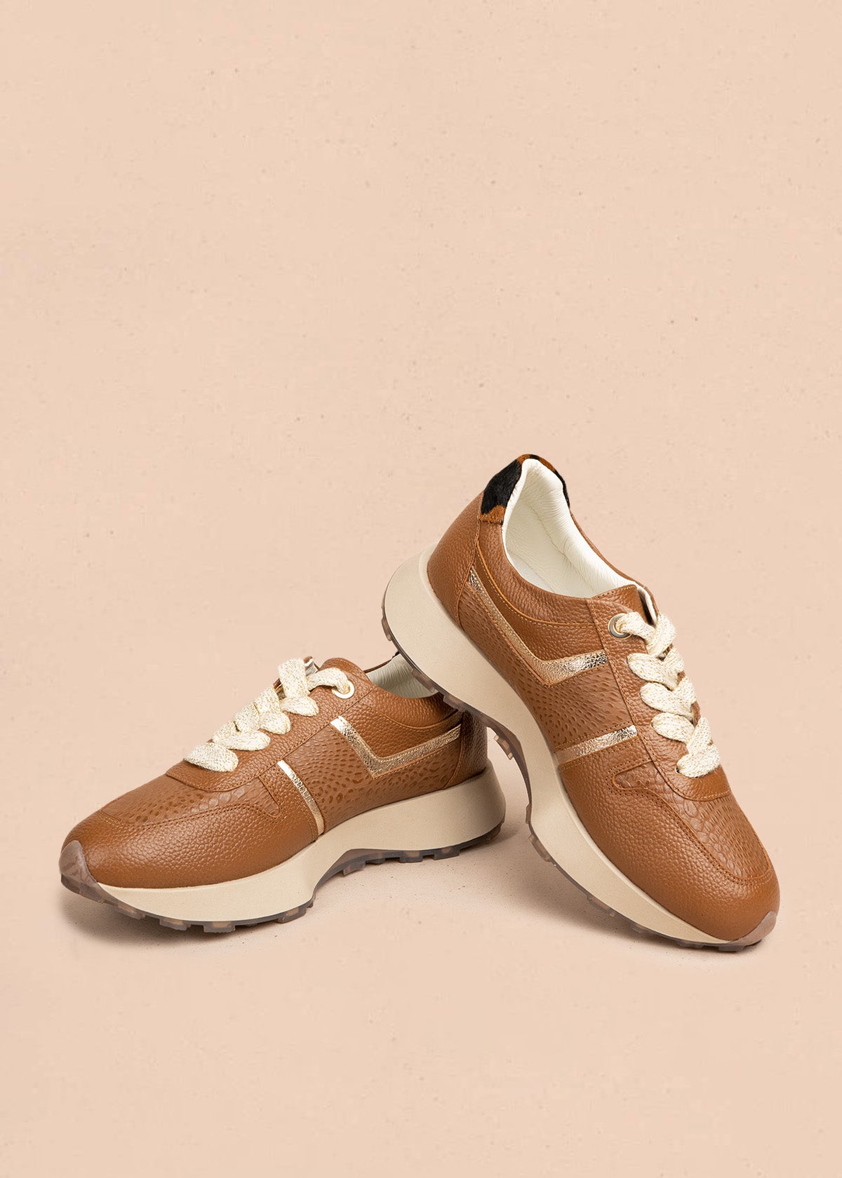 Tenis casuales en cuero color miel con animal print y cordones metálicos 106494