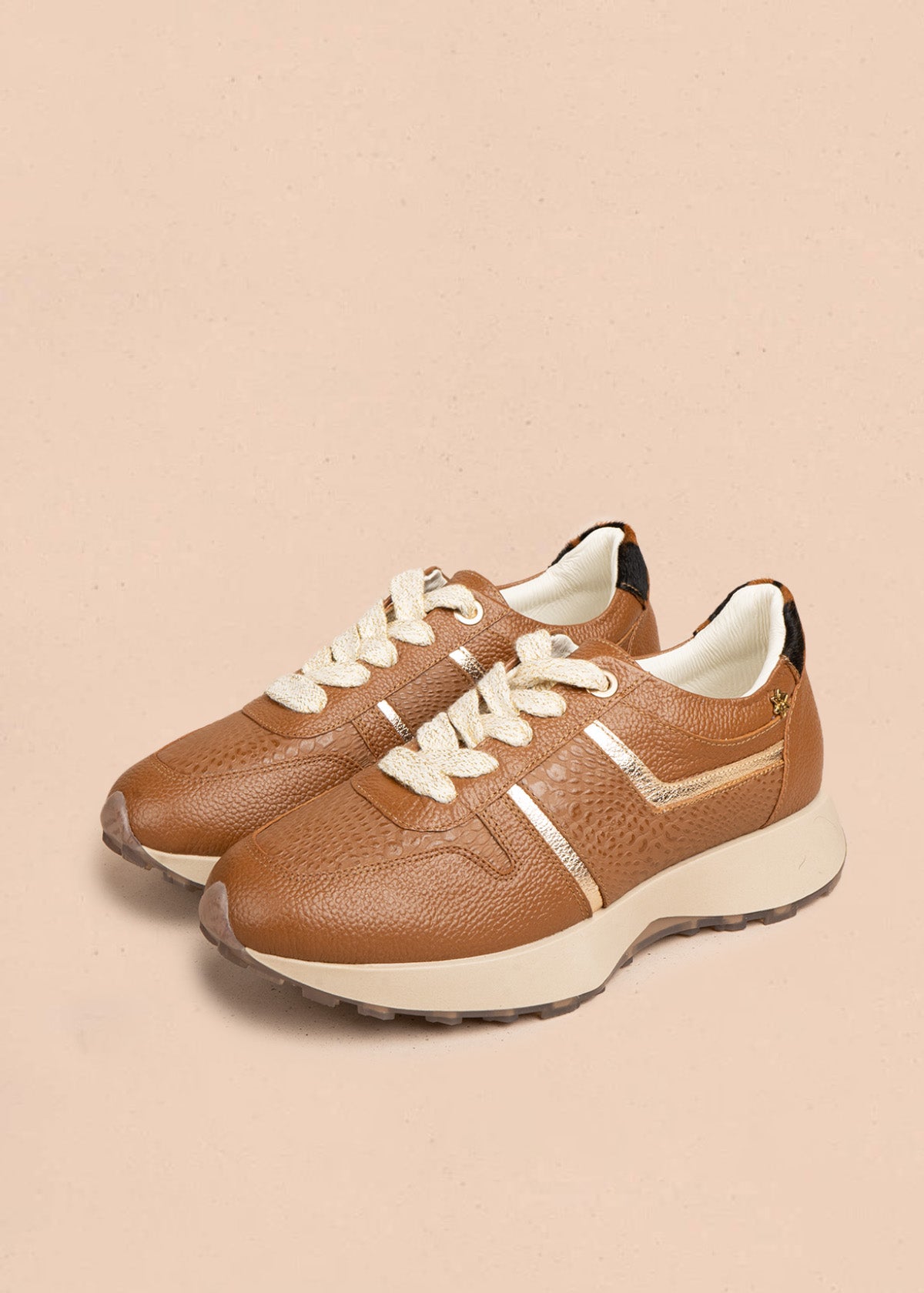 Tenis casuales en cuero color miel con animal print y cordones metálicos 106494