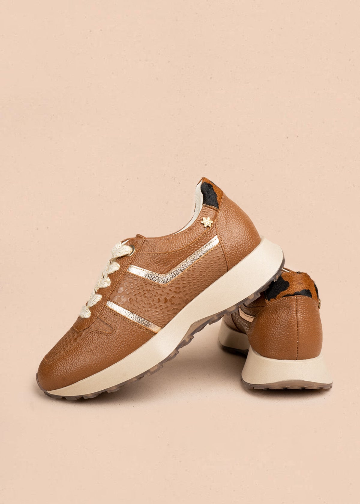 Tenis casuales en cuero color miel con animal print y cordones metálicos 106494