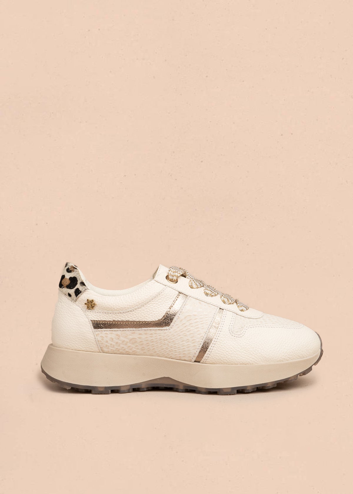 Tenis casuales en cuero color talco con animal print y cordones metálicos 106494