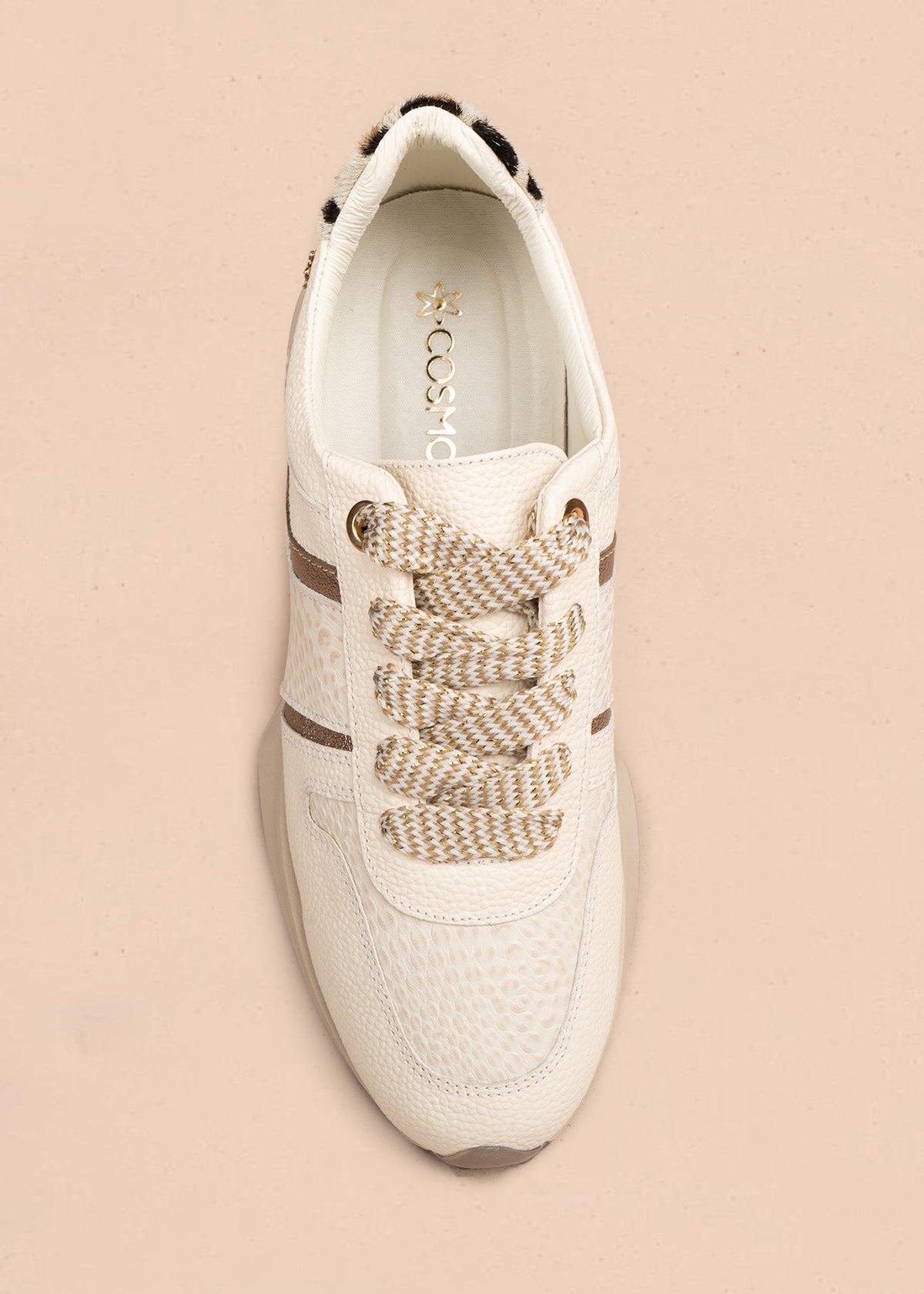 Tenis casuales en cuero color talco con animal print y cordones metálicos 106494