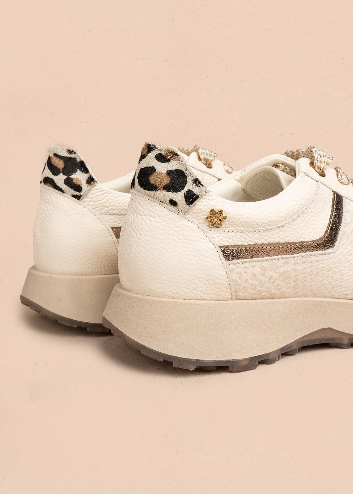 Tenis casuales en cuero color talco con animal print y cordones metálicos 106494