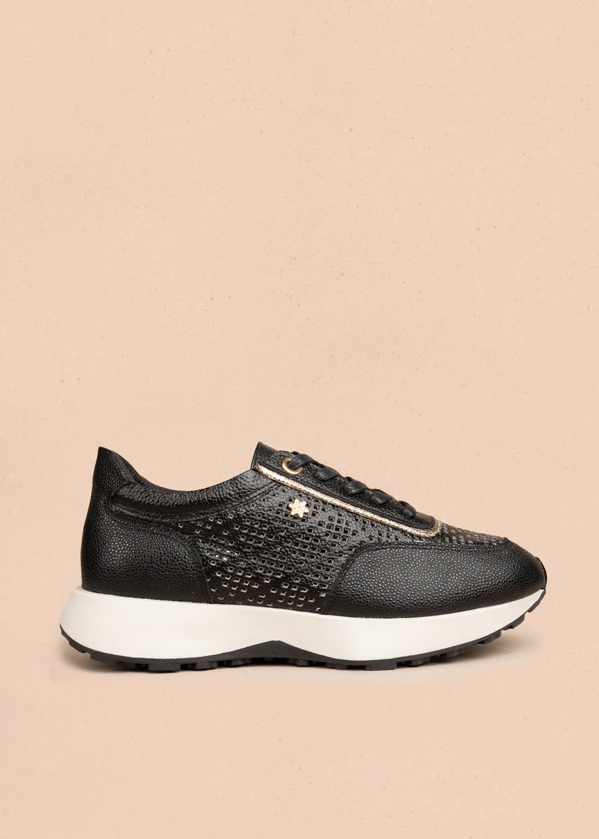 Tenis casuales en cuero color negro con perforaciones 106495