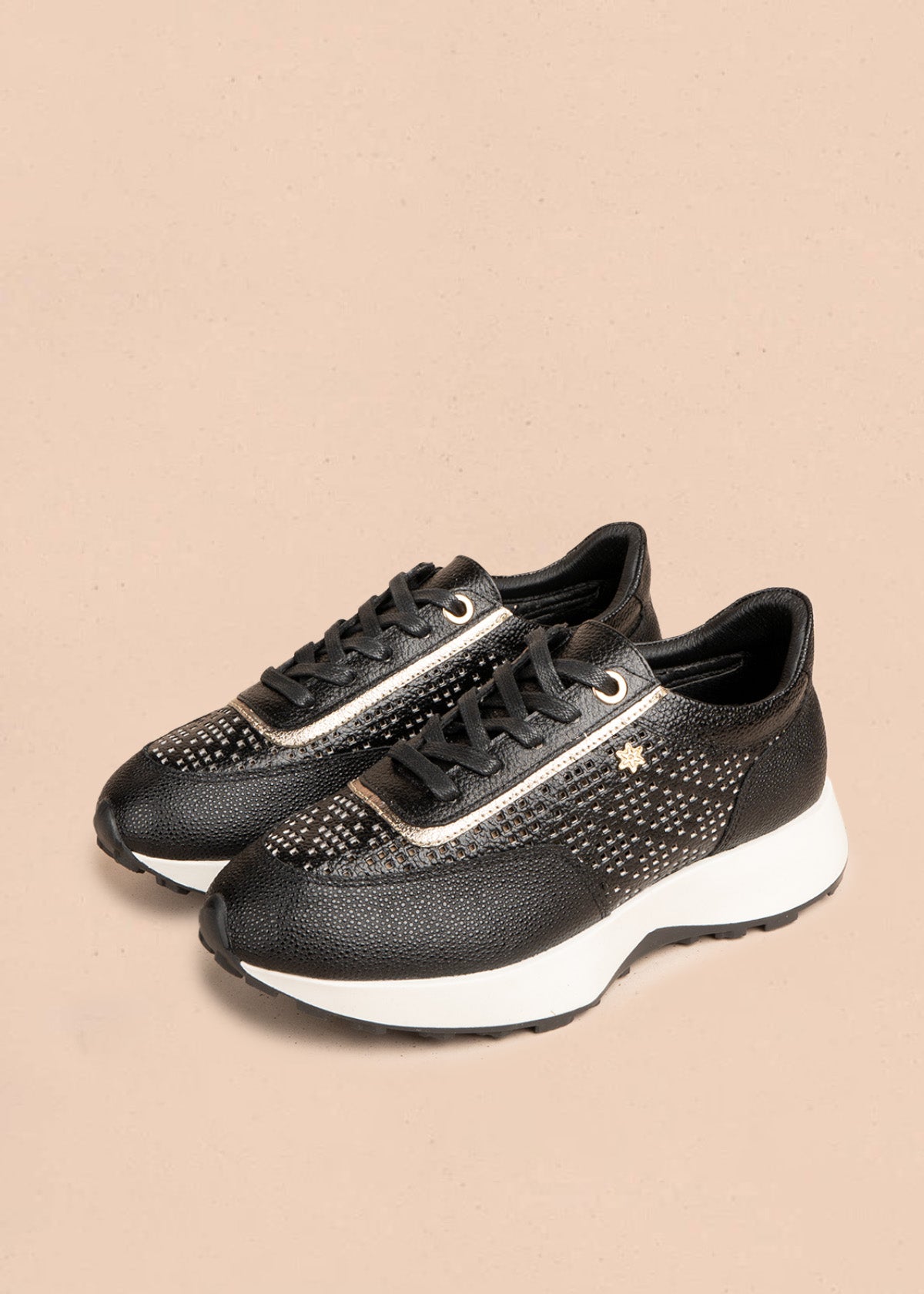 Tenis casuales en cuero color negro con perforaciones 106495