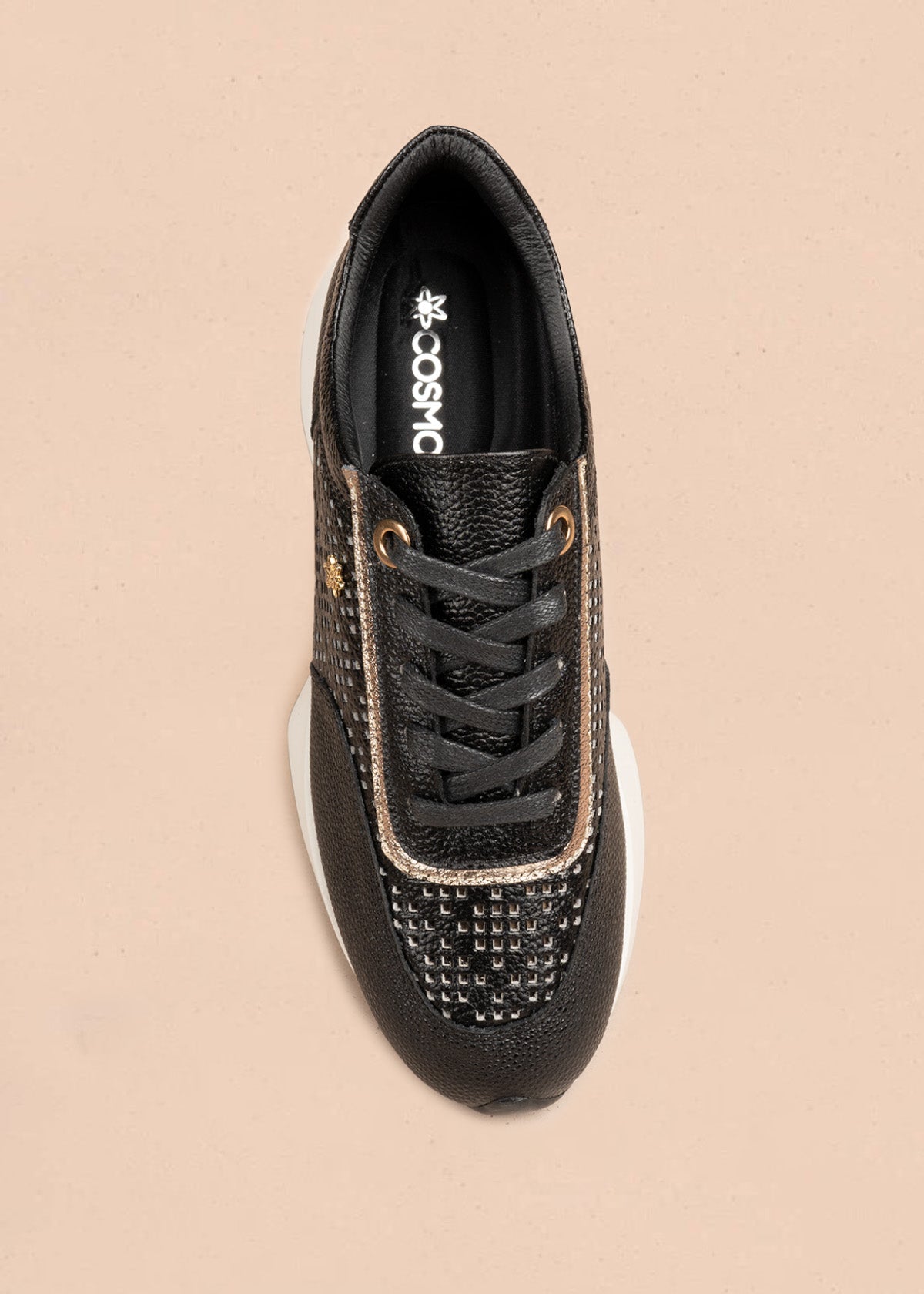 Tenis casuales en cuero color negro con perforaciones 106495