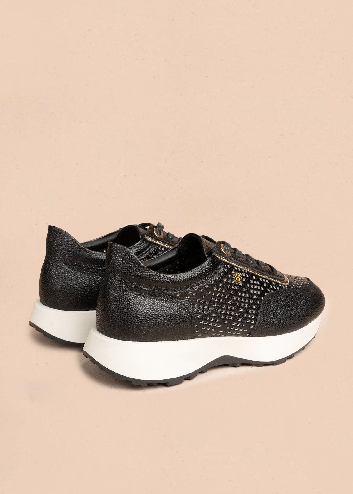 Tenis casuales en cuero color negro con perforaciones 106495