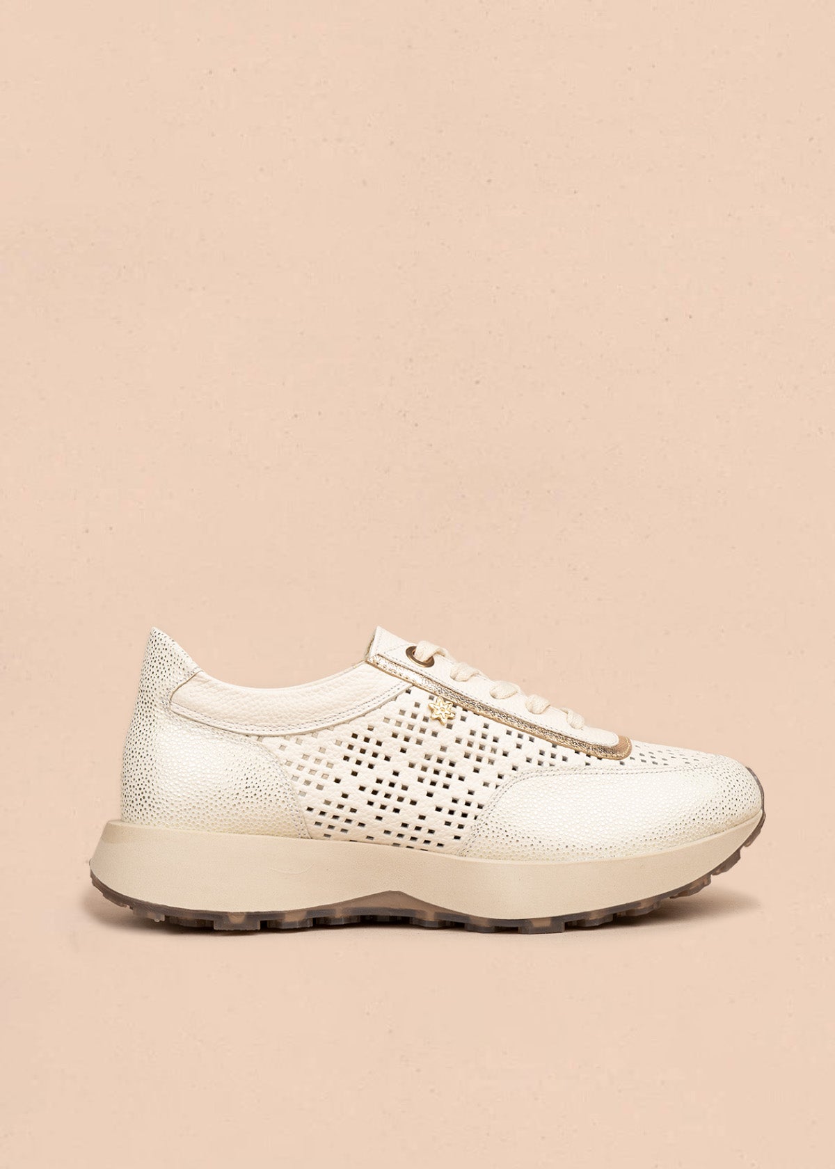 Tenis casuales en cuero color talco con perforaciones 106495