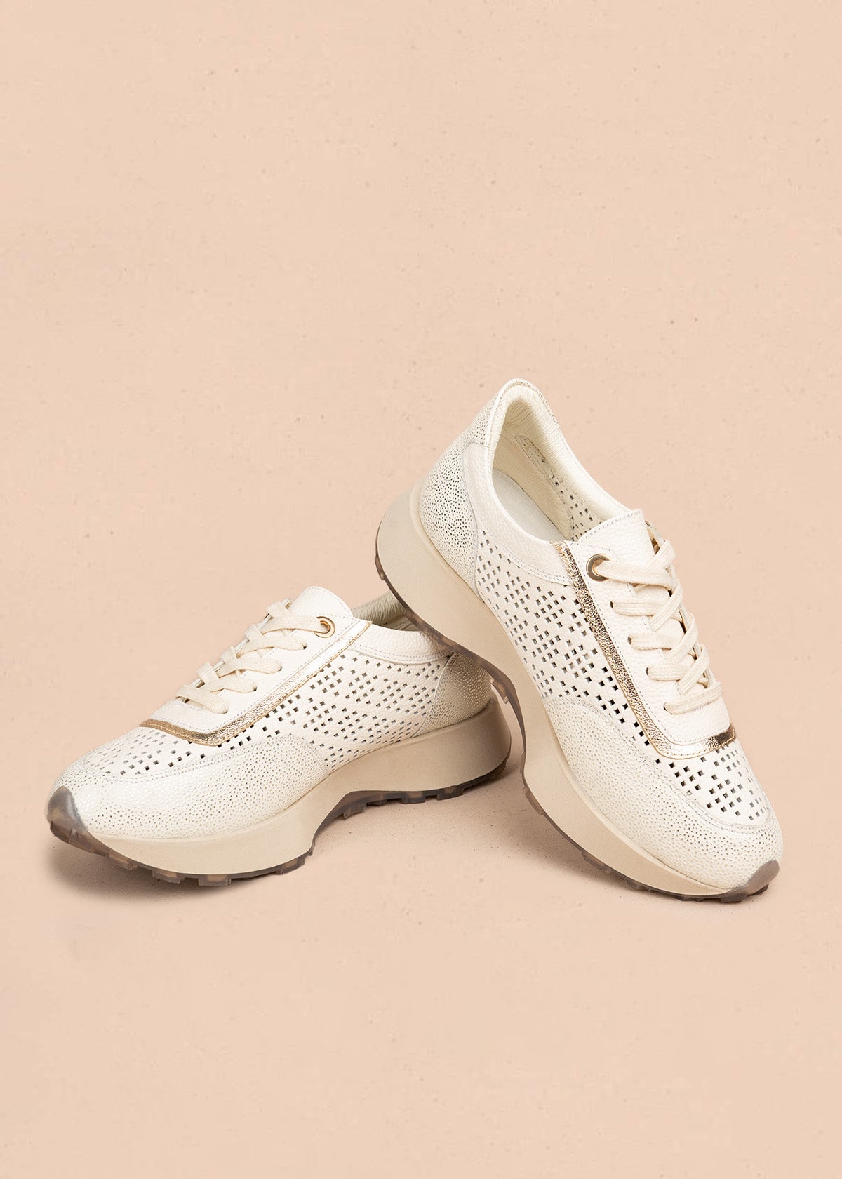 Tenis casuales en cuero color talco con perforaciones 106495