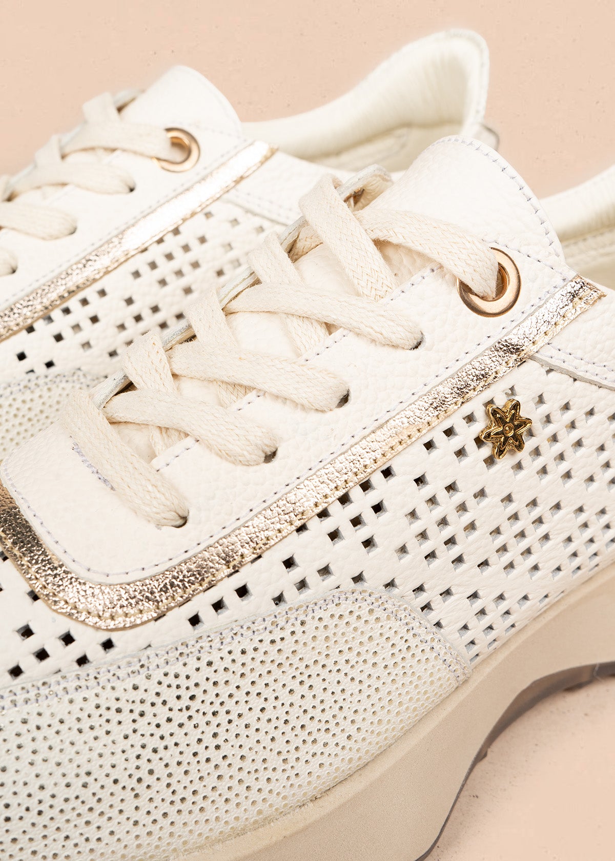 Tenis casuales en cuero color talco con perforaciones 106495