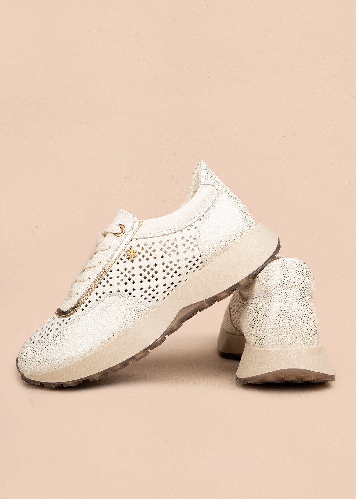 Tenis casuales en cuero color talco con perforaciones 106495