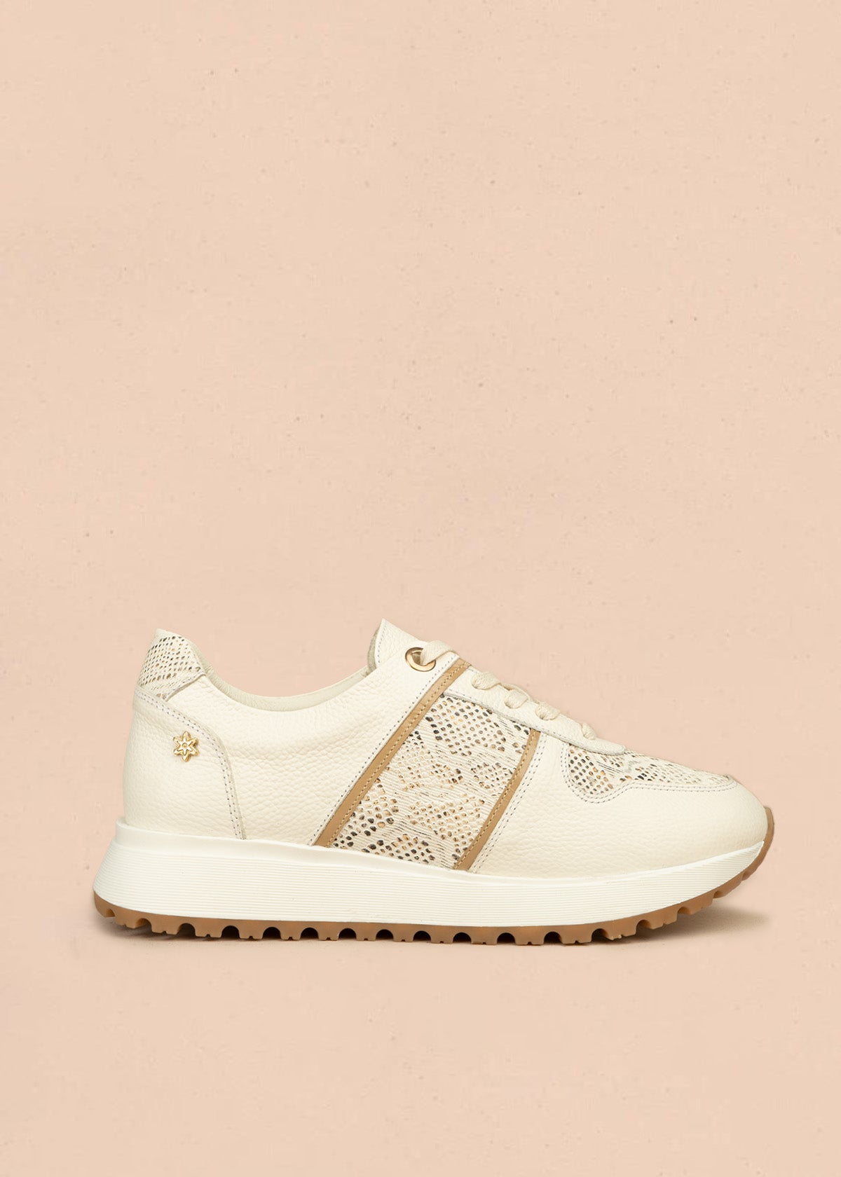 Tenis deportivos de cuero color talco con folia textura reptil 106496
