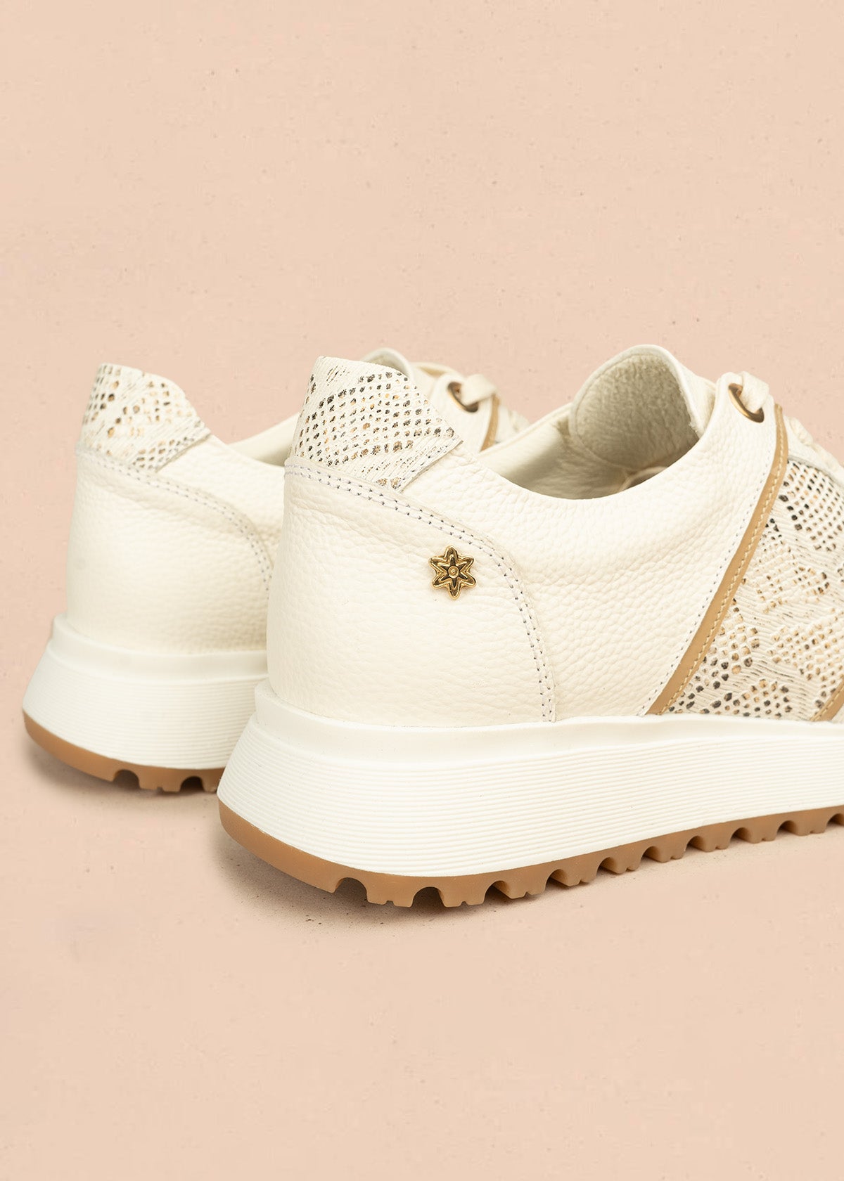 Tenis deportivos de cuero color talco con folia textura reptil 106496