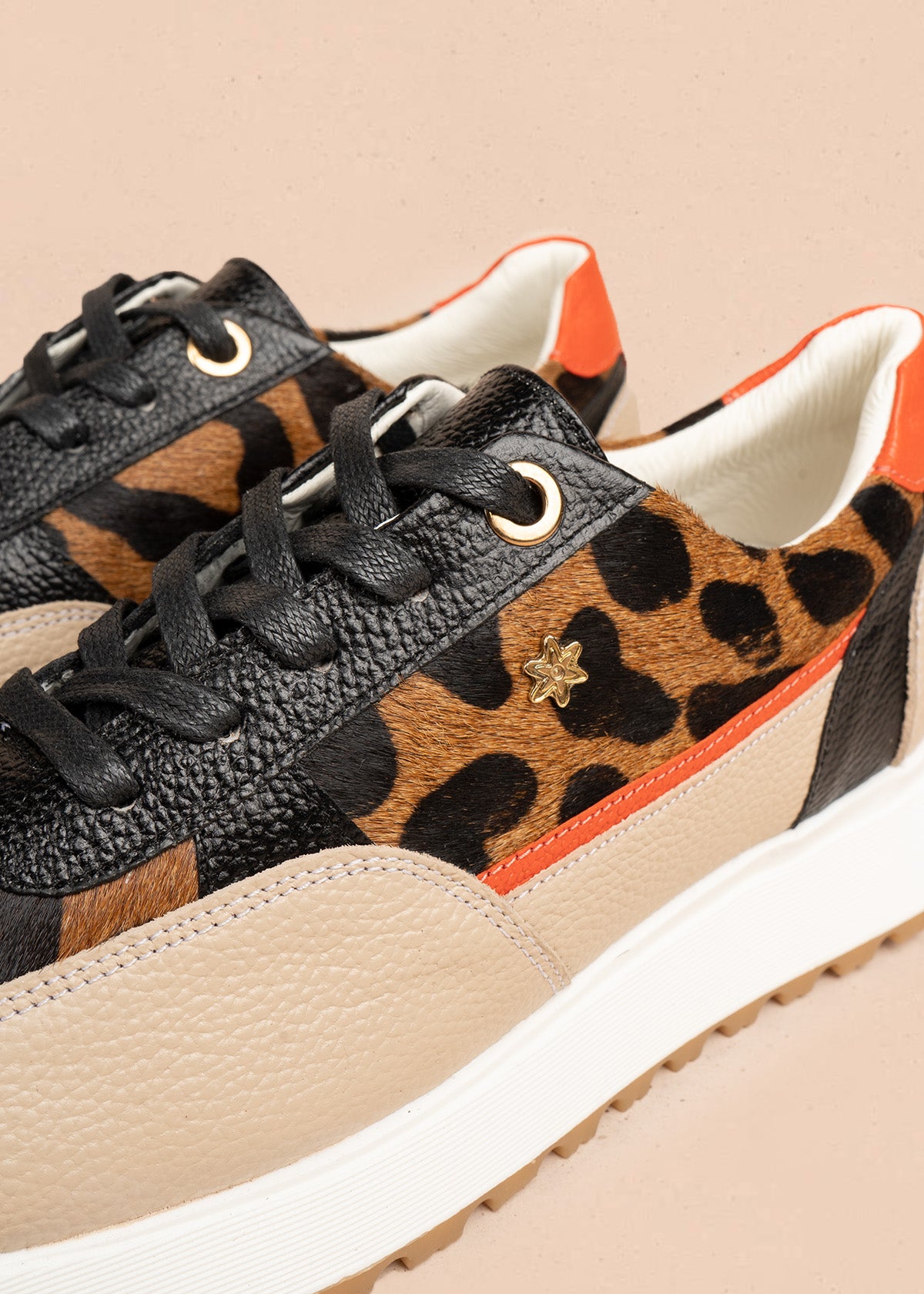 Tenis casuales en cuero color beige con pelo animal print y detalles naranja 106497