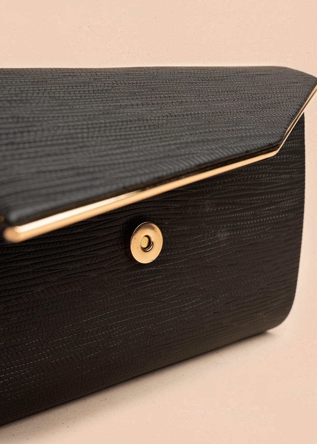 Bolso tipo cartera color negro con patrón texturizado 106498