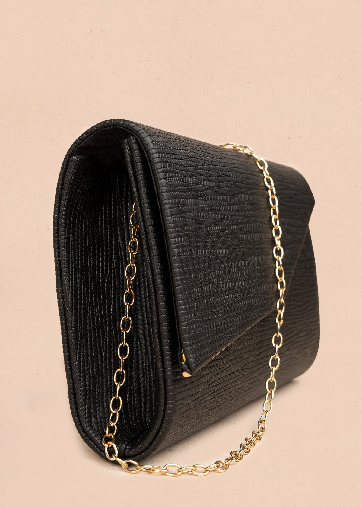 Bolso tipo cartera color negro con patrón texturizado 106498