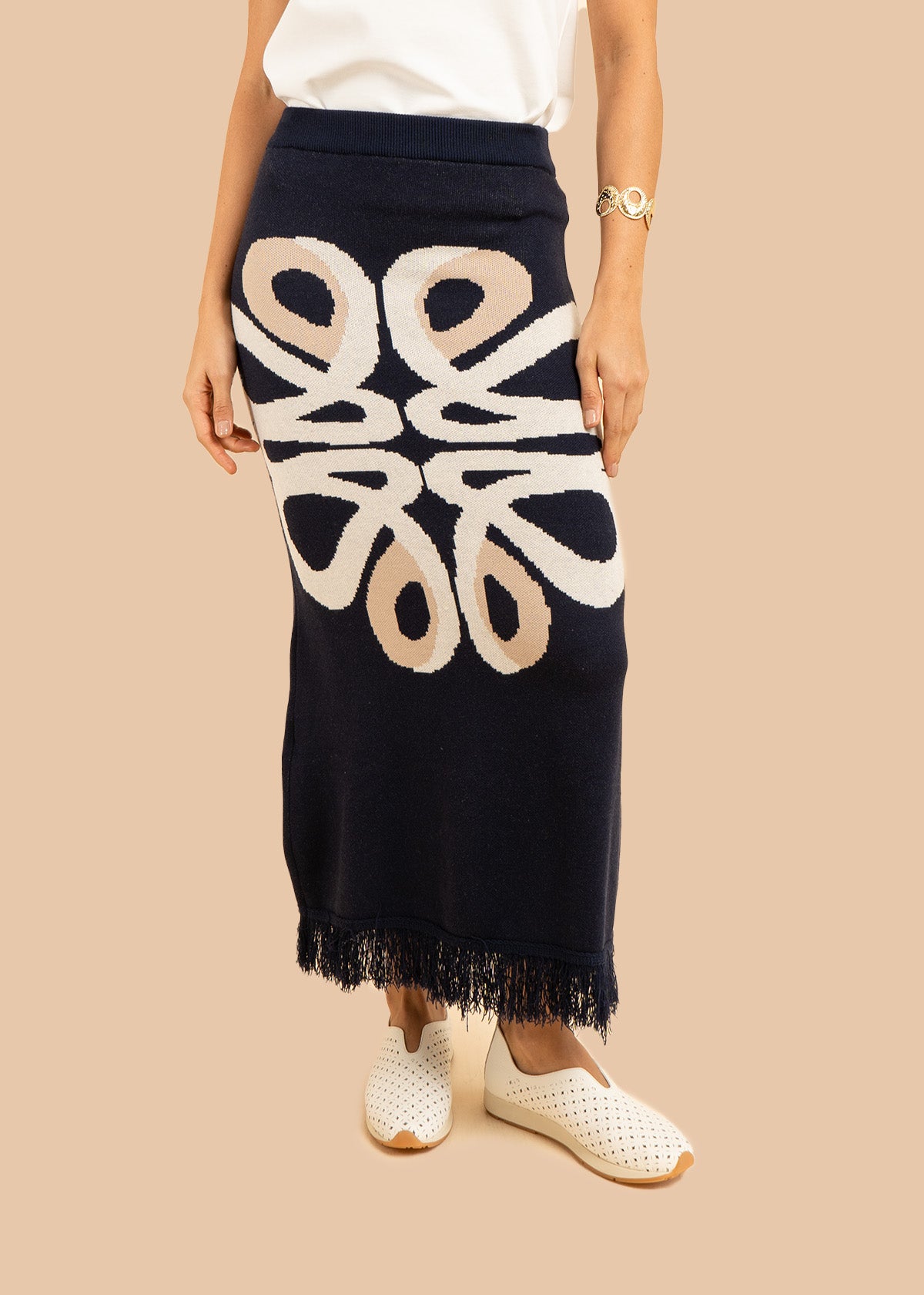 Falda larga tejida color azul oscuro con flecos 106502