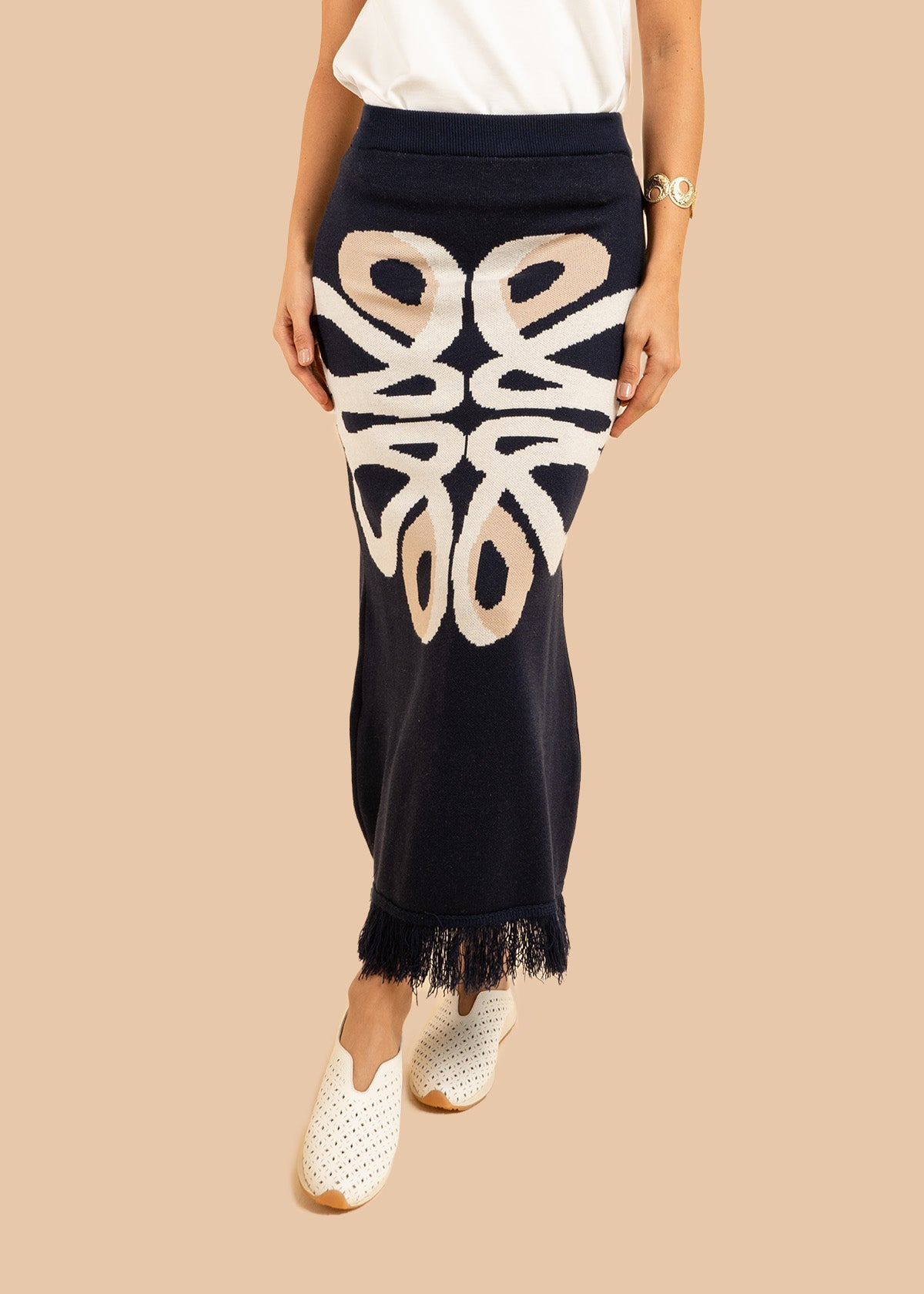 Falda larga tejida color azul oscuro con flecos 106502