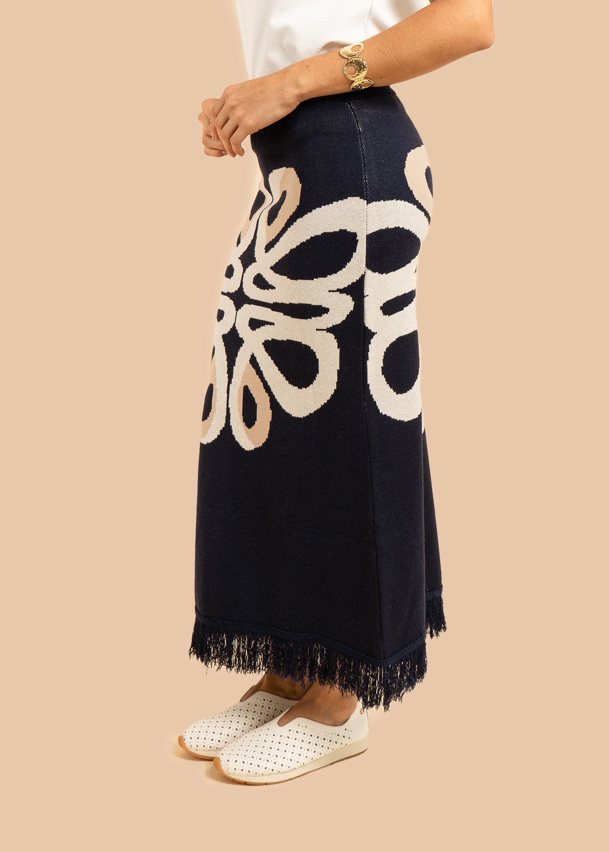 Falda larga tejida color azul oscuro con flecos 106502