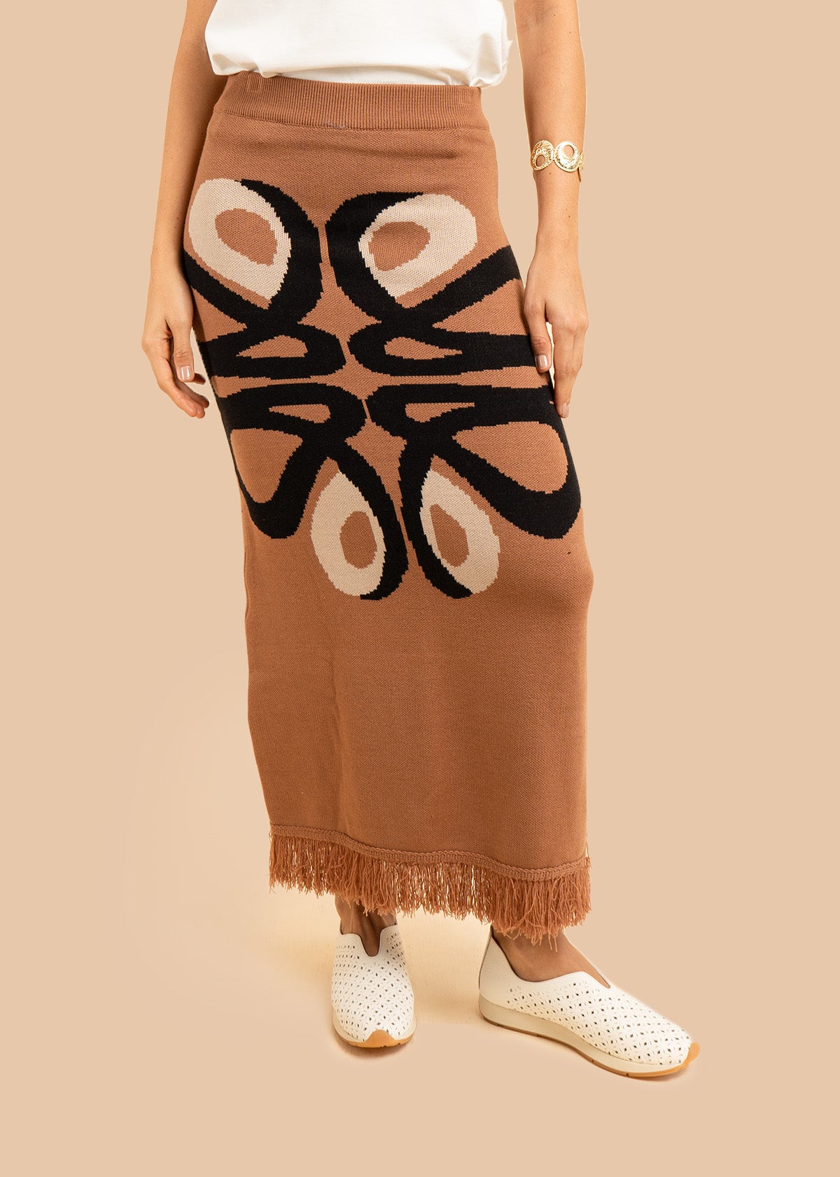 Falda larga tejida color camel con flecos 106502