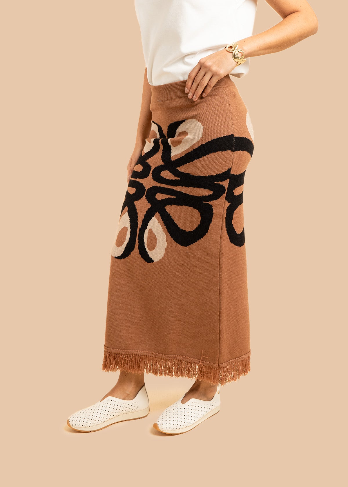 Falda larga tejida color camel con flecos 106502